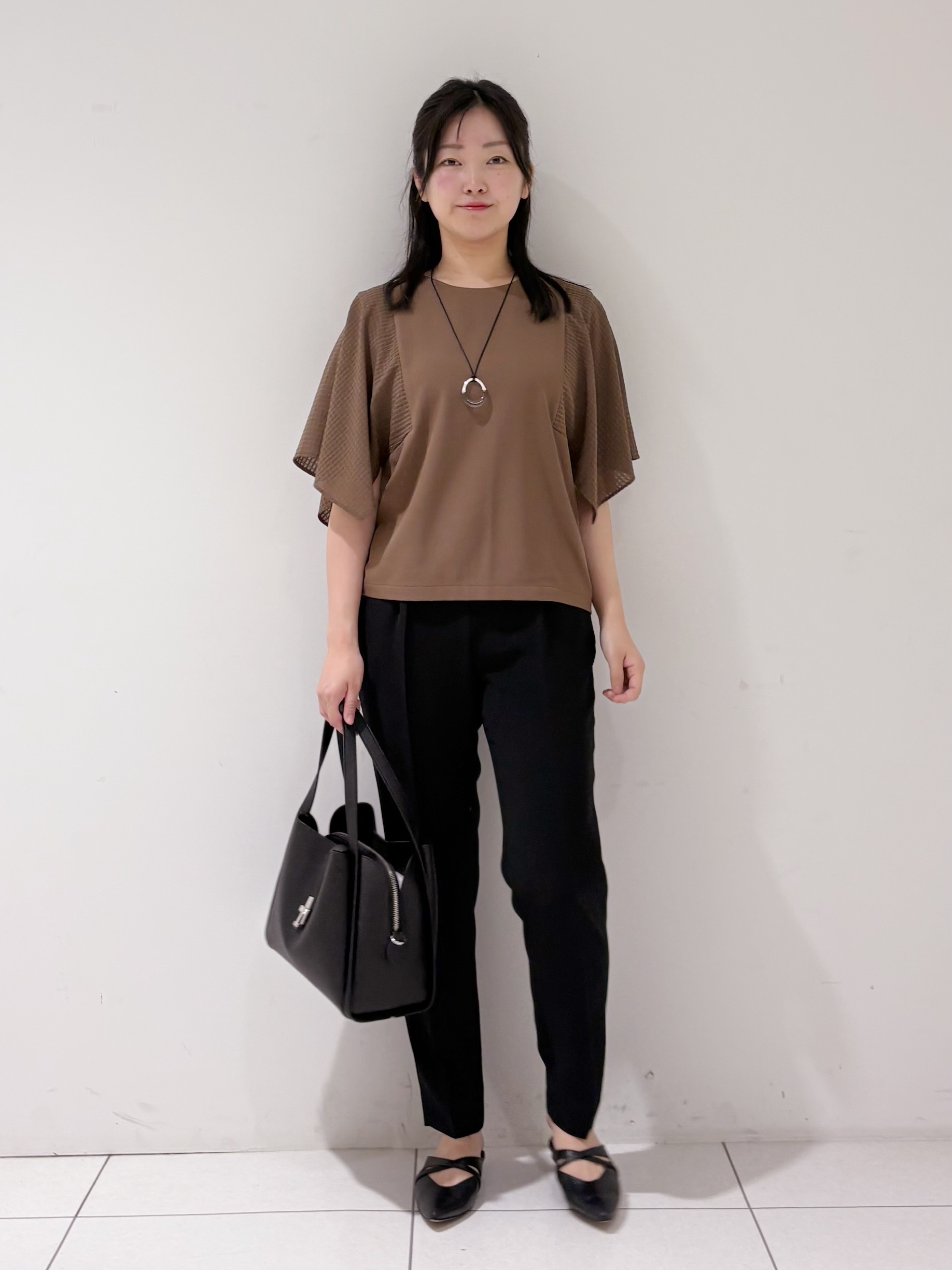 momokoさんの「INDIVI｜【洗える／シアーチェック柄】異素材コンビスリーブトップス」を使ったコーディネート