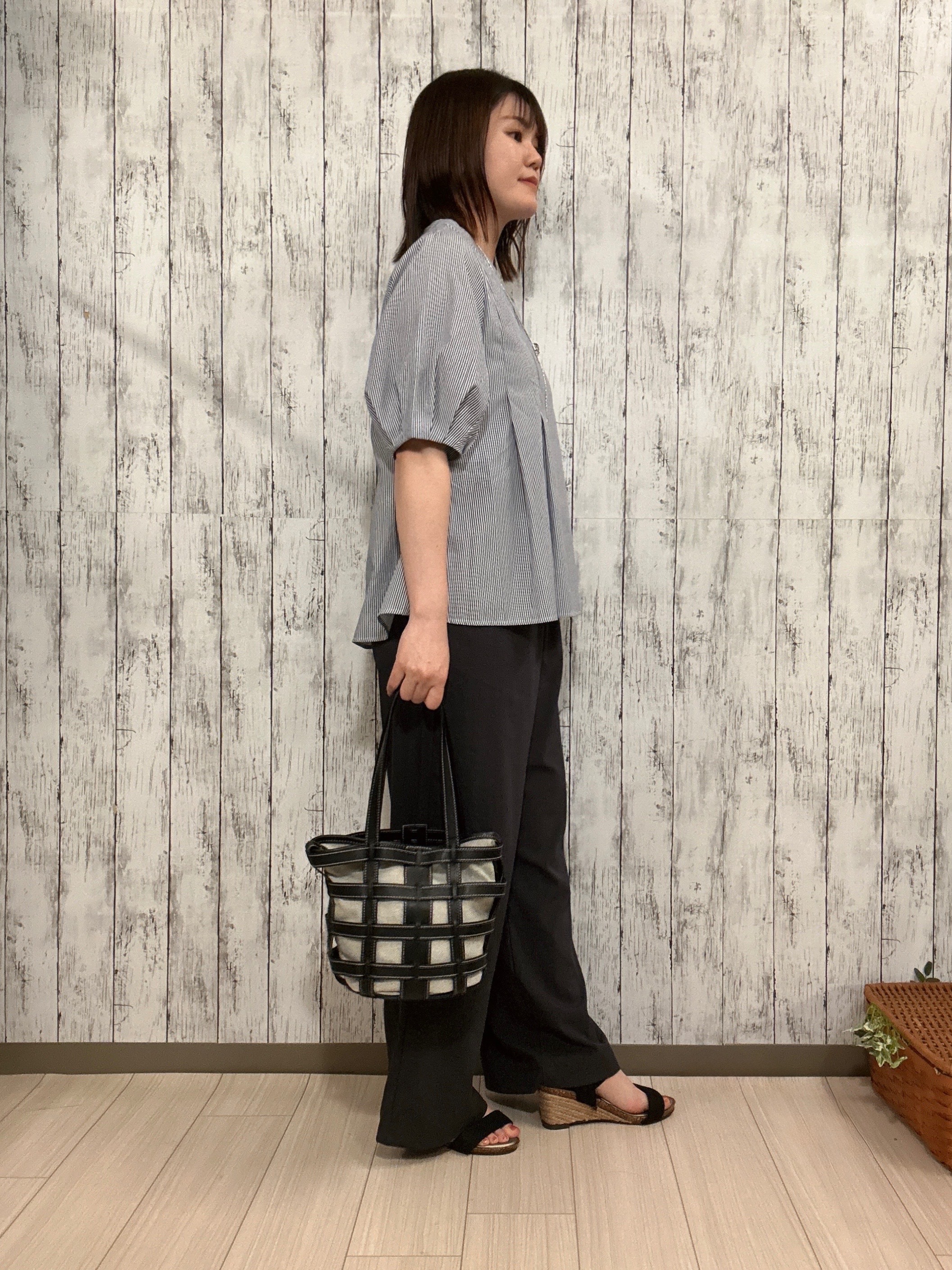 シカさんの「SHOO･LA･RUE｜【高レビュー/洗濯後しわになりにくい/インせず着られる】自然に体型カバー 麻調ペプラムブラウス」を使ったコーディネート