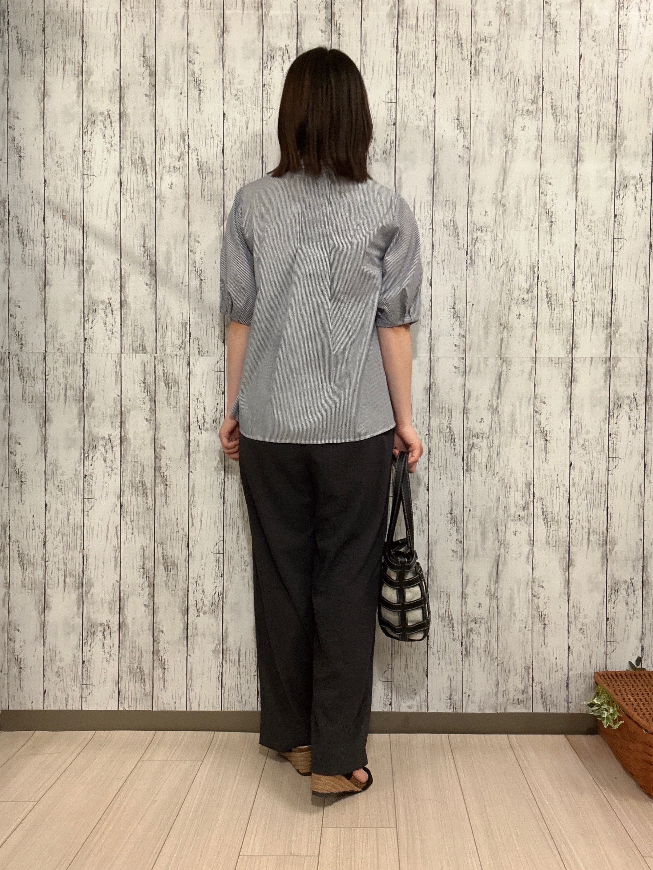 シカさんの「SHOO･LA･RUE｜【高レビュー/洗濯後しわになりにくい/インせず着られる】自然に体型カバー 麻調ペプラムブラウス」を使ったコーディネート