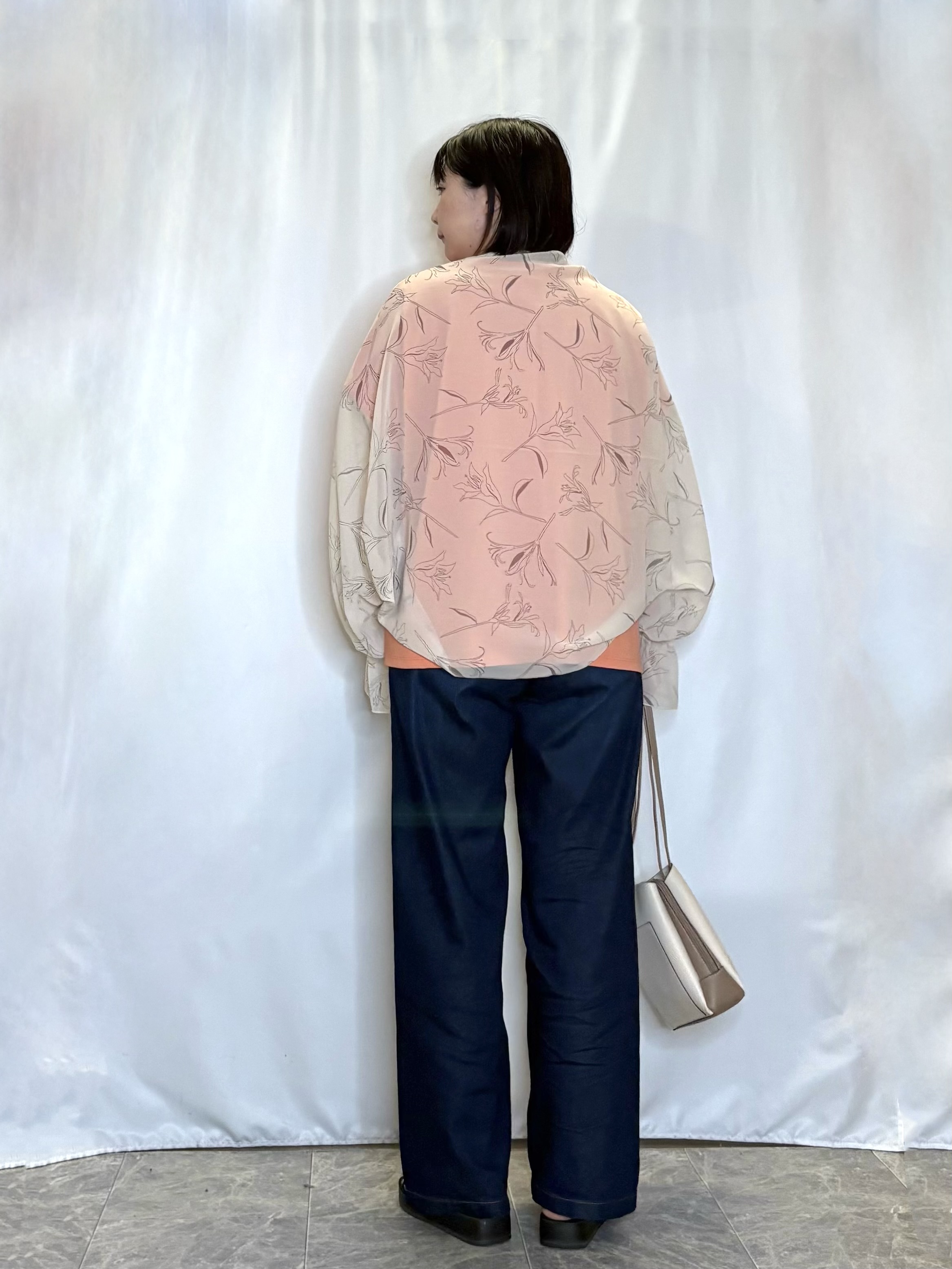 ネリさんの「SHOO･LA･RUE｜【洗濯機可】シンプルにこなれて見せる お袖ギャザードルマンTシャツ」を使ったコーディネート