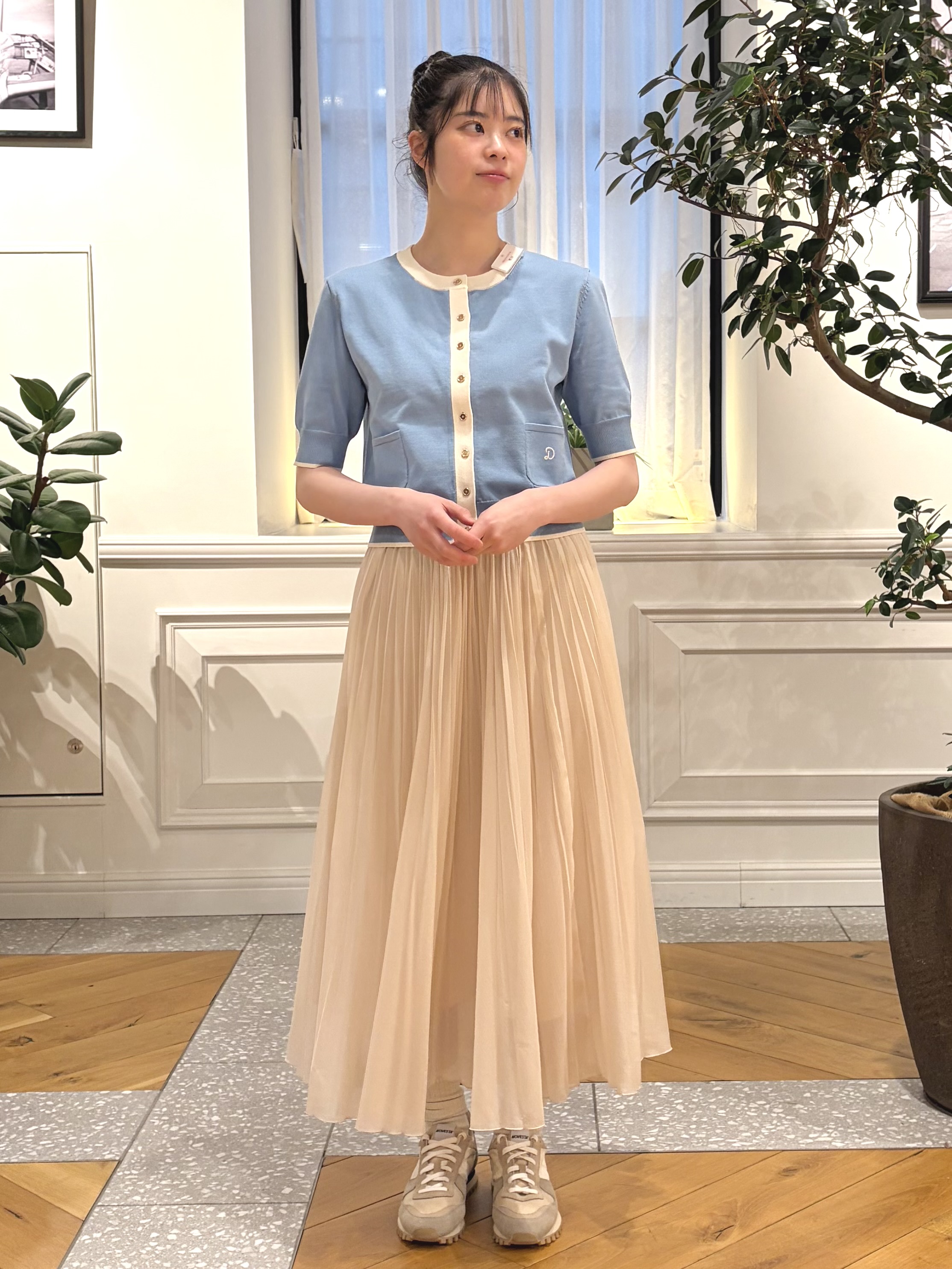 pupiさんの「DRESSTERIOR｜ウォッシャブルブライトシアープリーツスカート」を使ったコーディネート