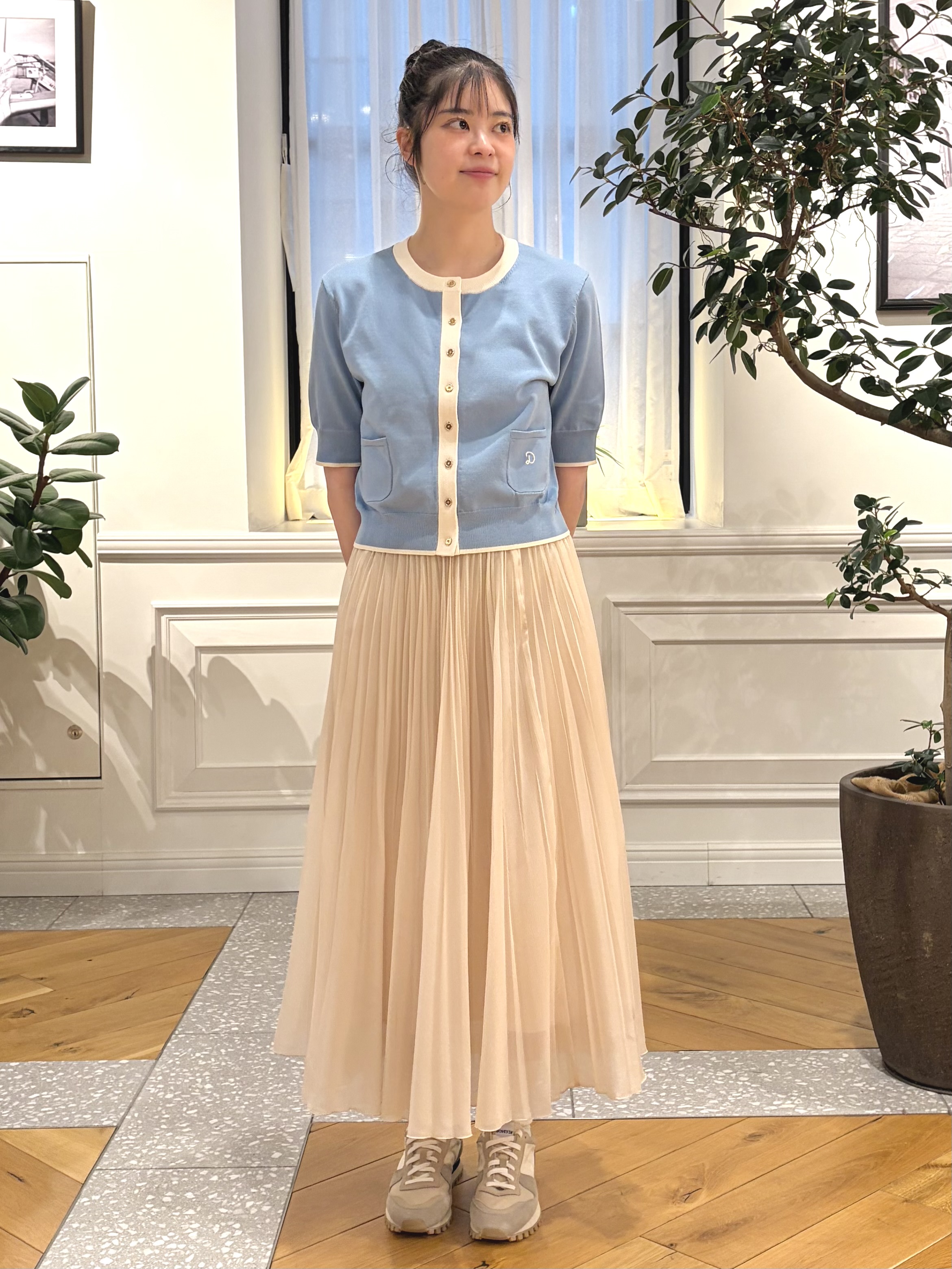 pupiさんの「DRESSTERIOR｜ウォッシャブルブライトシアープリーツスカート」を使ったコーディネート