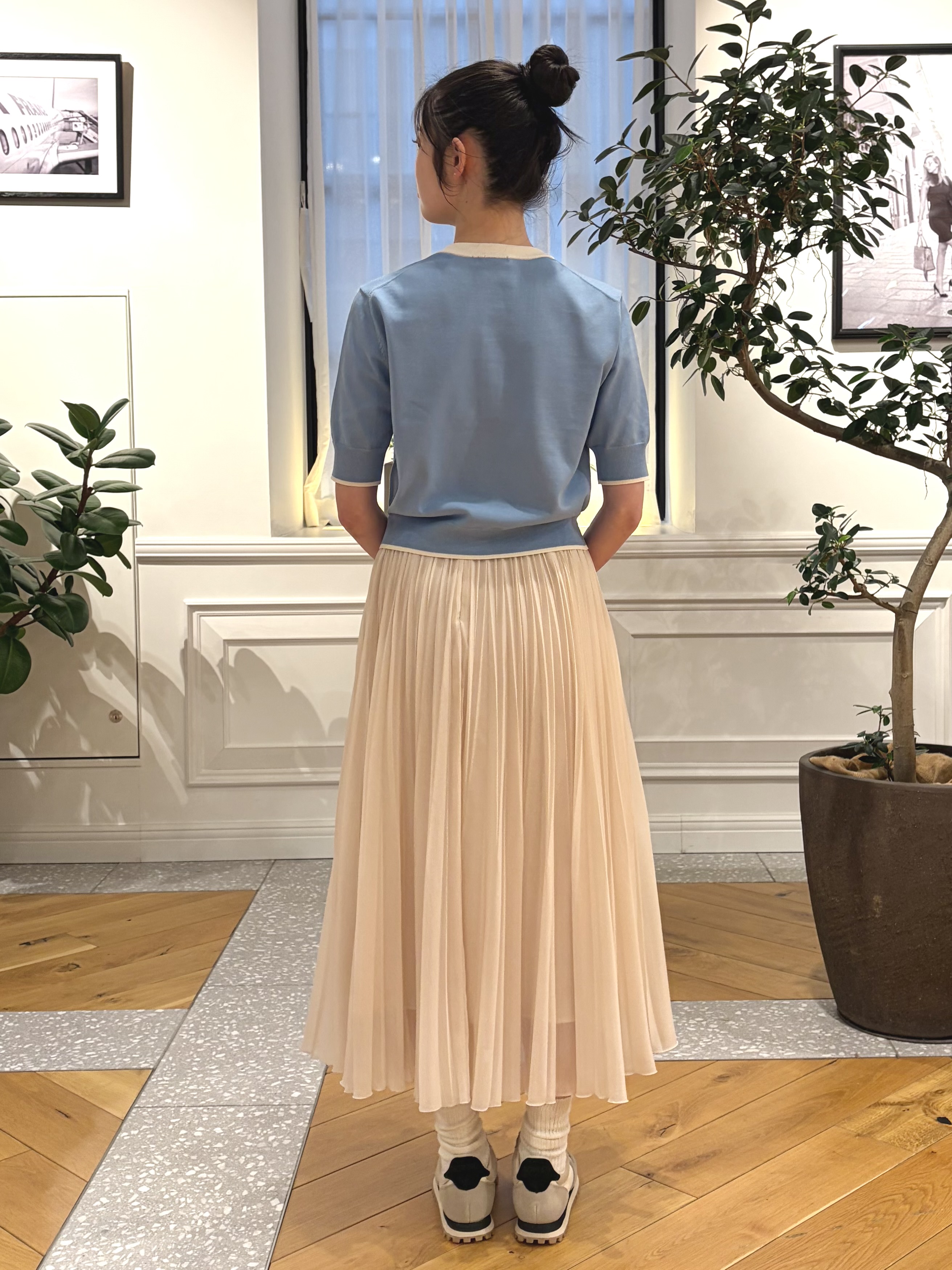 pupiさんの「DRESSTERIOR｜ウォッシャブルブライトシアープリーツスカート」を使ったコーディネート