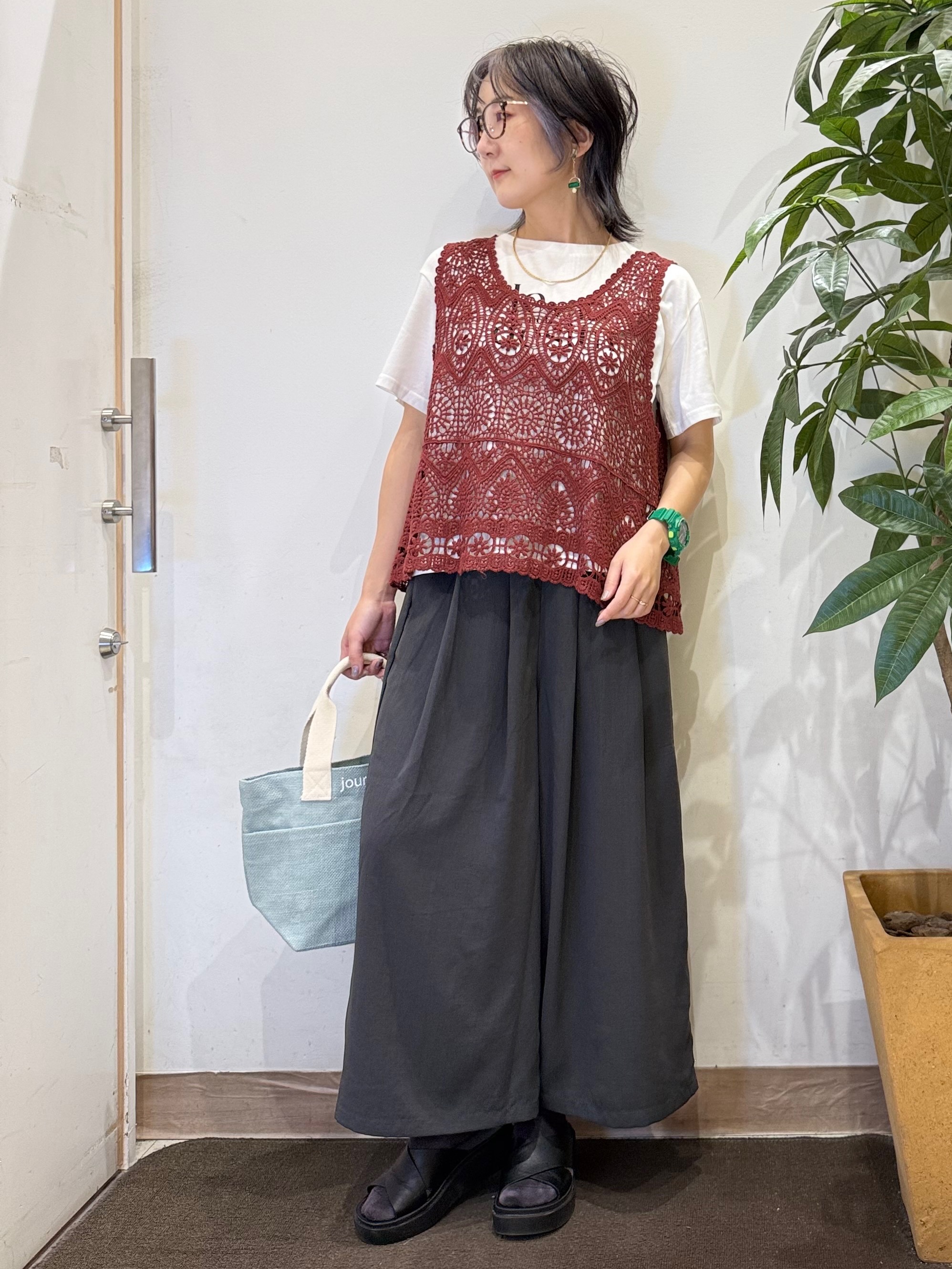 misakiさんの「SHOO･LA･RUE｜【2点セット/S-LL】透かしクロシェ編みベスト＋ロゴT 大人の涼やかセット」を使ったコーディネート