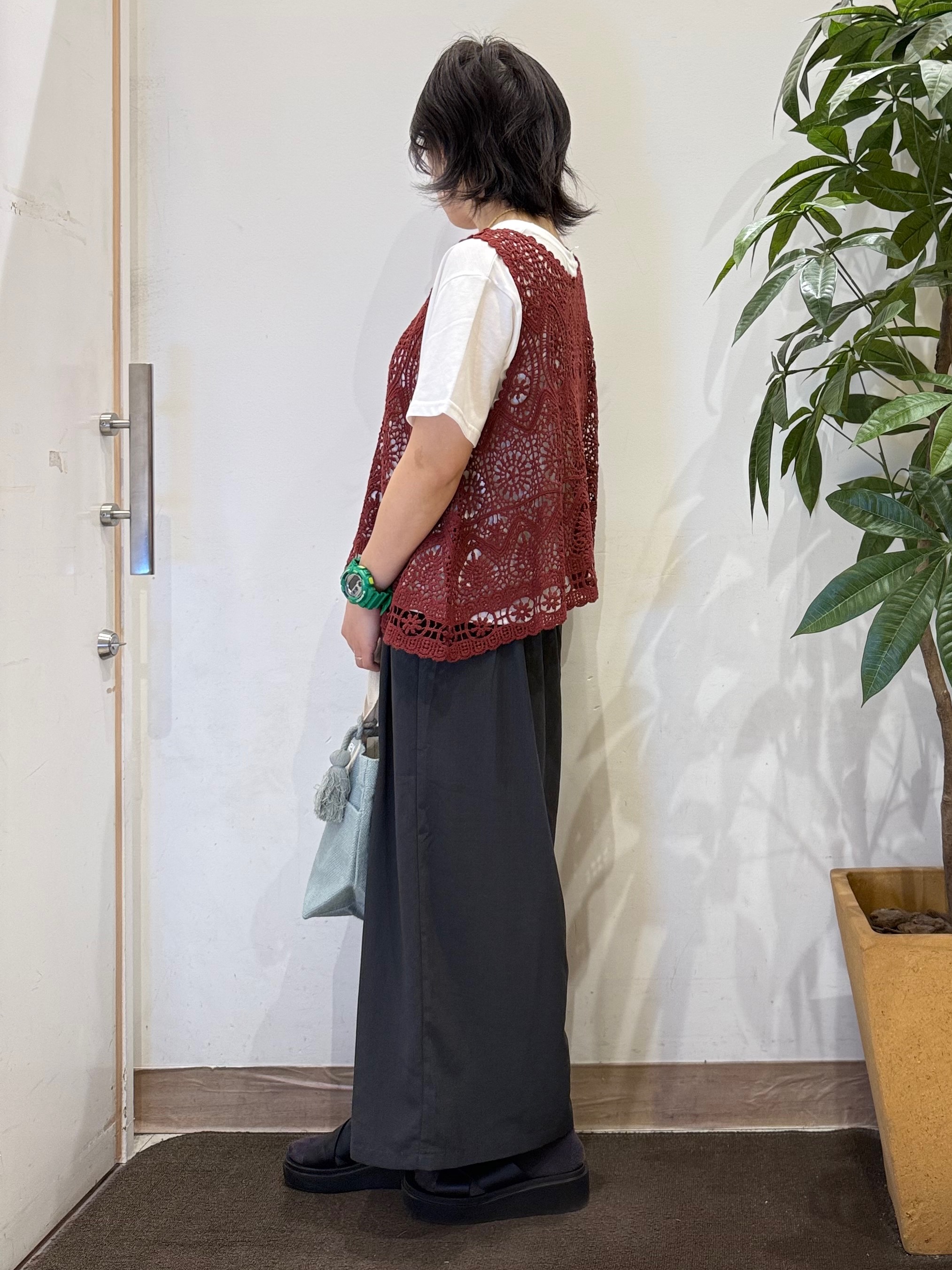 misakiさんの「SHOO･LA･RUE｜【2点セット/S-LL】透かしクロシェ編みベスト＋ロゴT 大人の涼やかセット」を使ったコーディネート