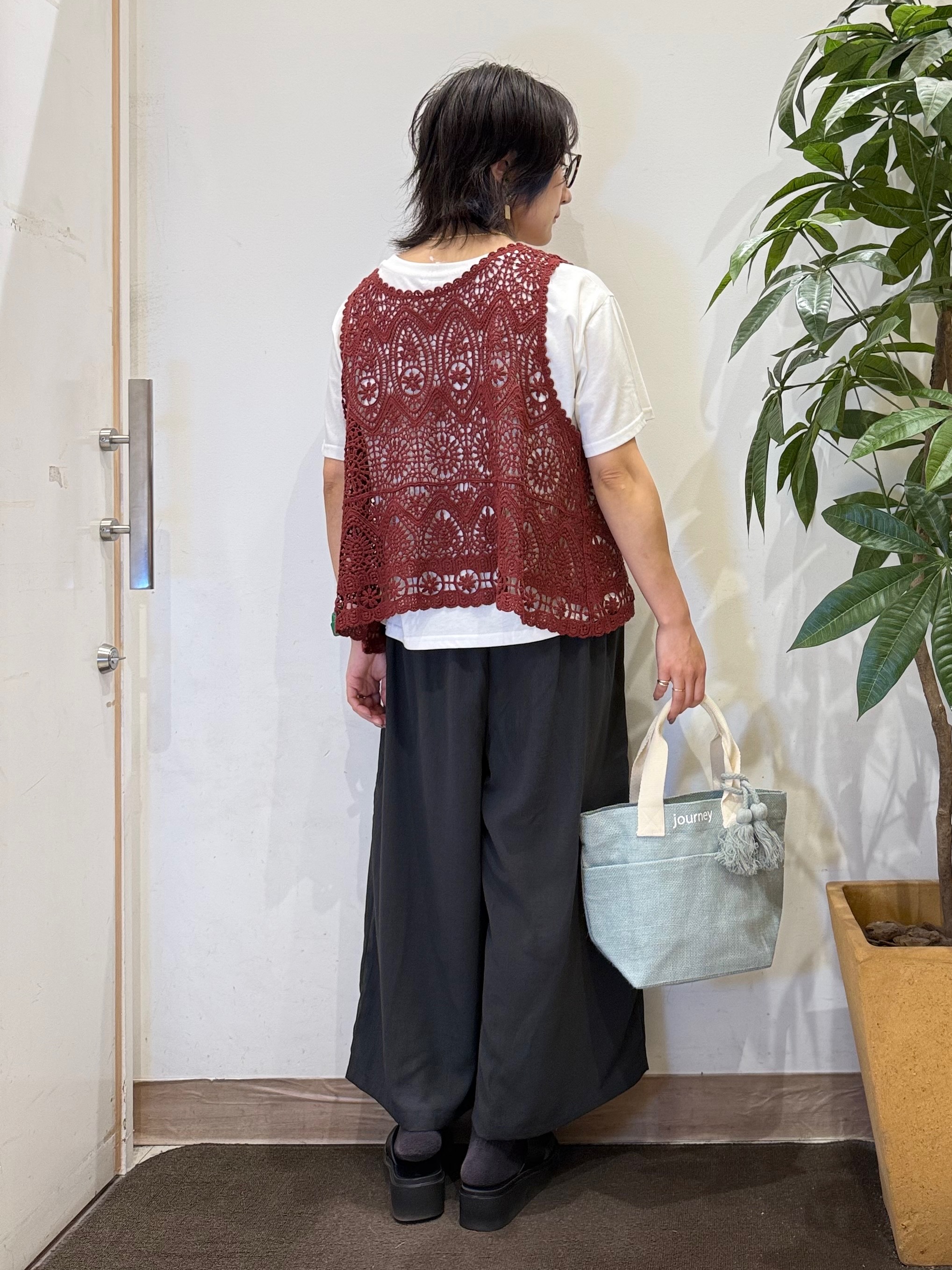 misakiさんの「SHOO･LA･RUE｜【2点セット/S-LL】透かしクロシェ編みベスト＋ロゴT 大人の涼やかセット」を使ったコーディネート
