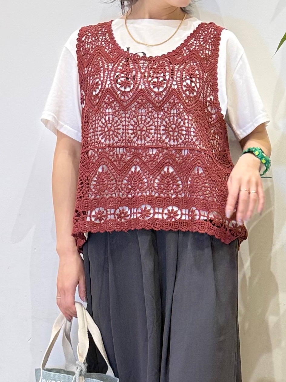 misakiさんの「SHOO･LA･RUE｜【2点セット/S-LL】透かしクロシェ編みベスト＋ロゴT 大人の涼やかセット」を使ったコーディネート