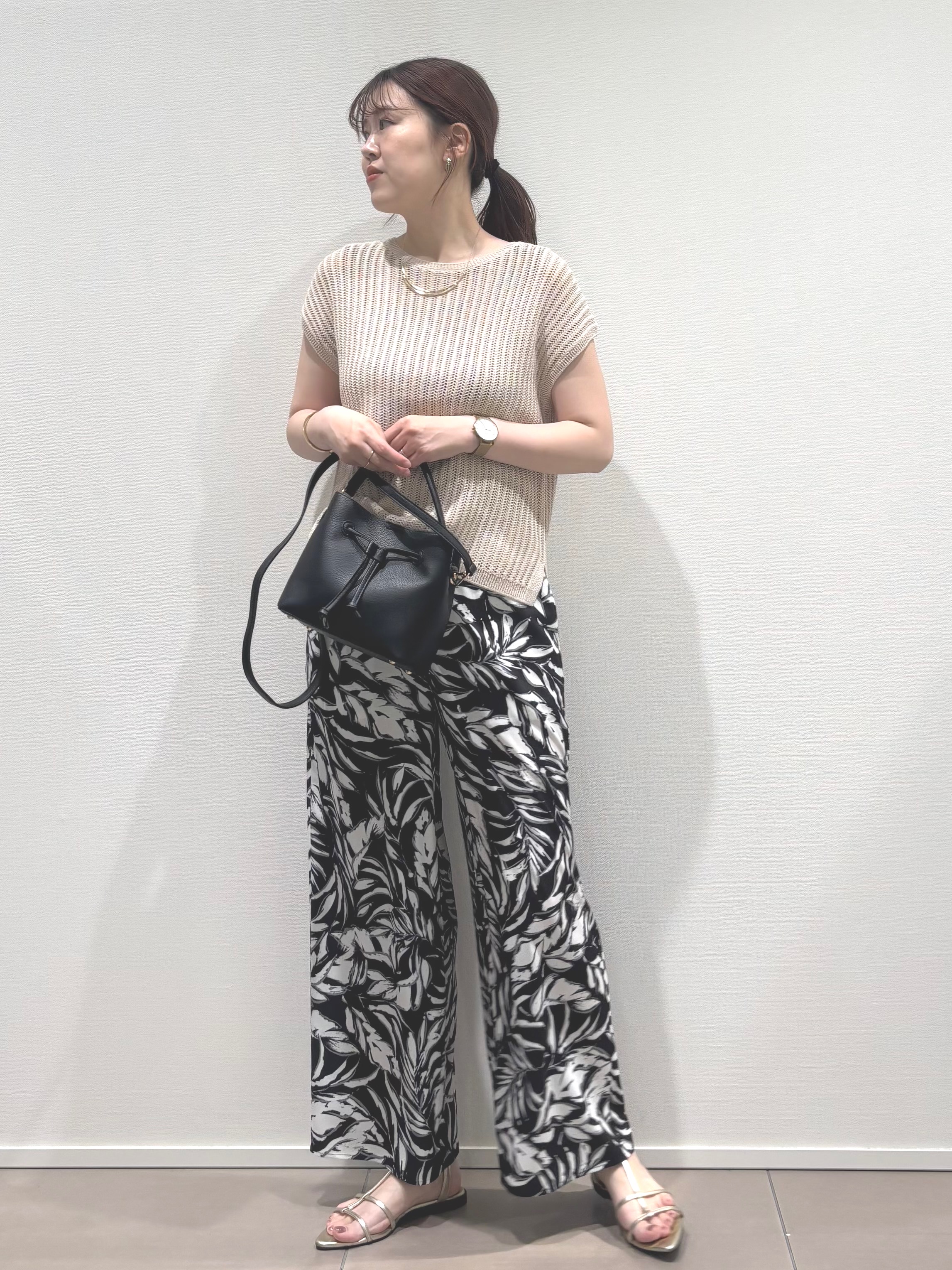 konamiさんの「COUP DE CHANCE｜【手洗い可／日本製】リーフ柄ドロストパンツ」を使ったコーディネート