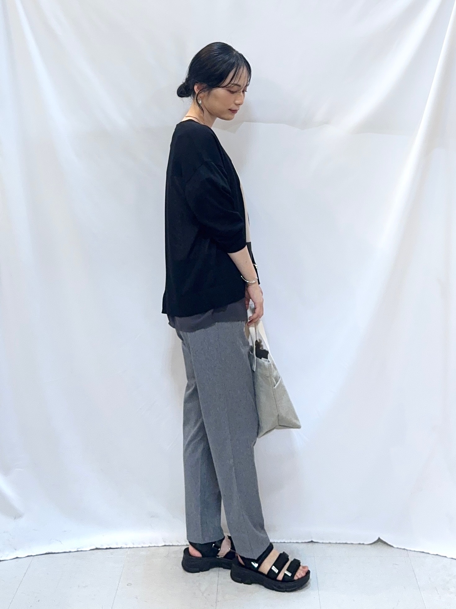 𝐇𝐢𝐫𝐨𝐦𝐢さんの「SHOO･LA･RUE｜【洗濯機可/S-LL】オンにもオフにも マルチに使えるボタンレスカーディガン」を使ったコーディネート