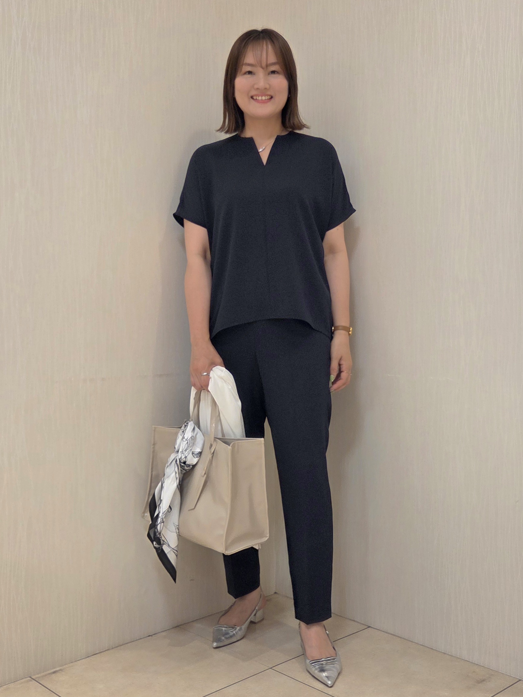 naokoさんの「UNTITLED｜【UV/接触冷感/セットアップ可】リラクシーキーVネックブラウス」を使ったコーディネート