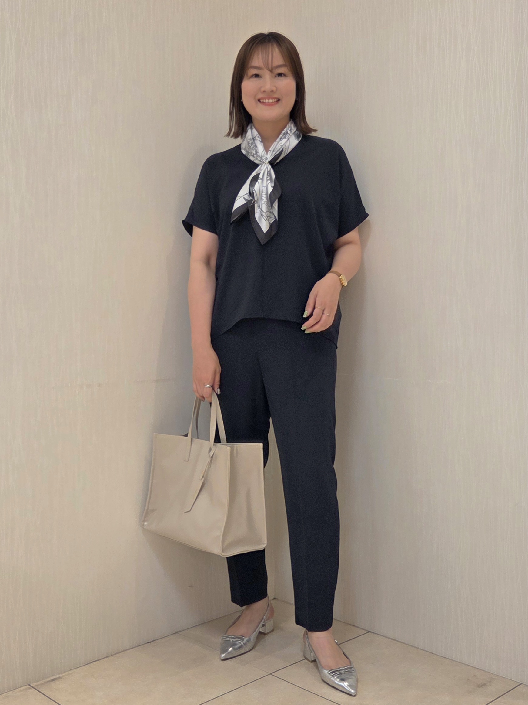 naokoさんの「UNTITLED｜【UV/接触冷感/セットアップ可】リラクシーキーVネックブラウス」を使ったコーディネート
