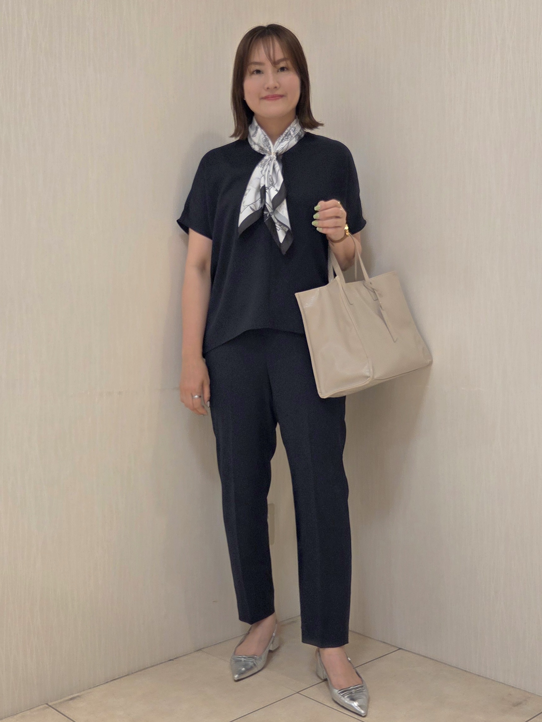 naokoさんの「UNTITLED｜【UV/接触冷感/セットアップ可】リラクシーキーVネックブラウス」を使ったコーディネート
