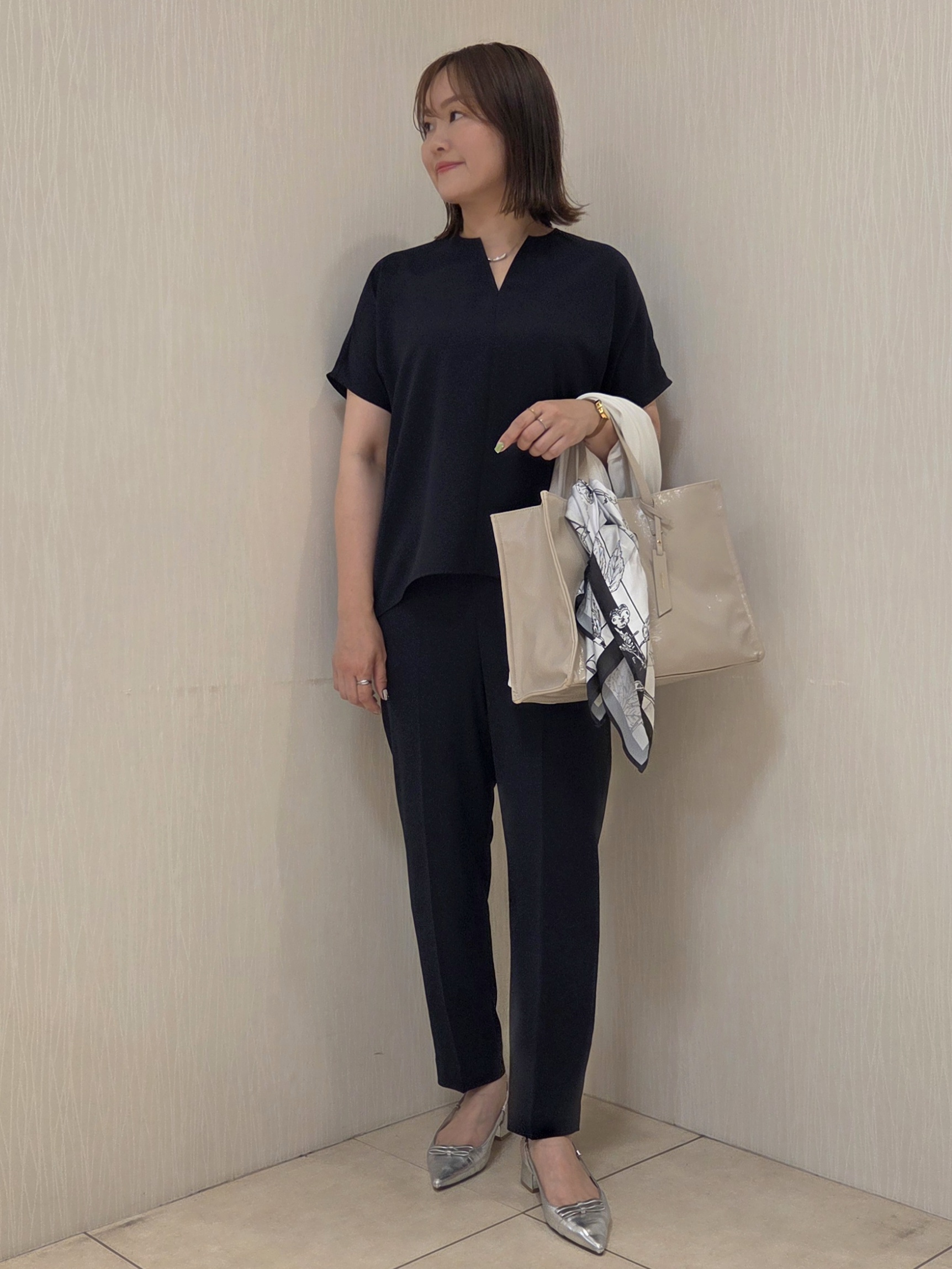 naokoさんの「UNTITLED｜【UV/接触冷感/セットアップ可】リラクシーキーVネックブラウス」を使ったコーディネート