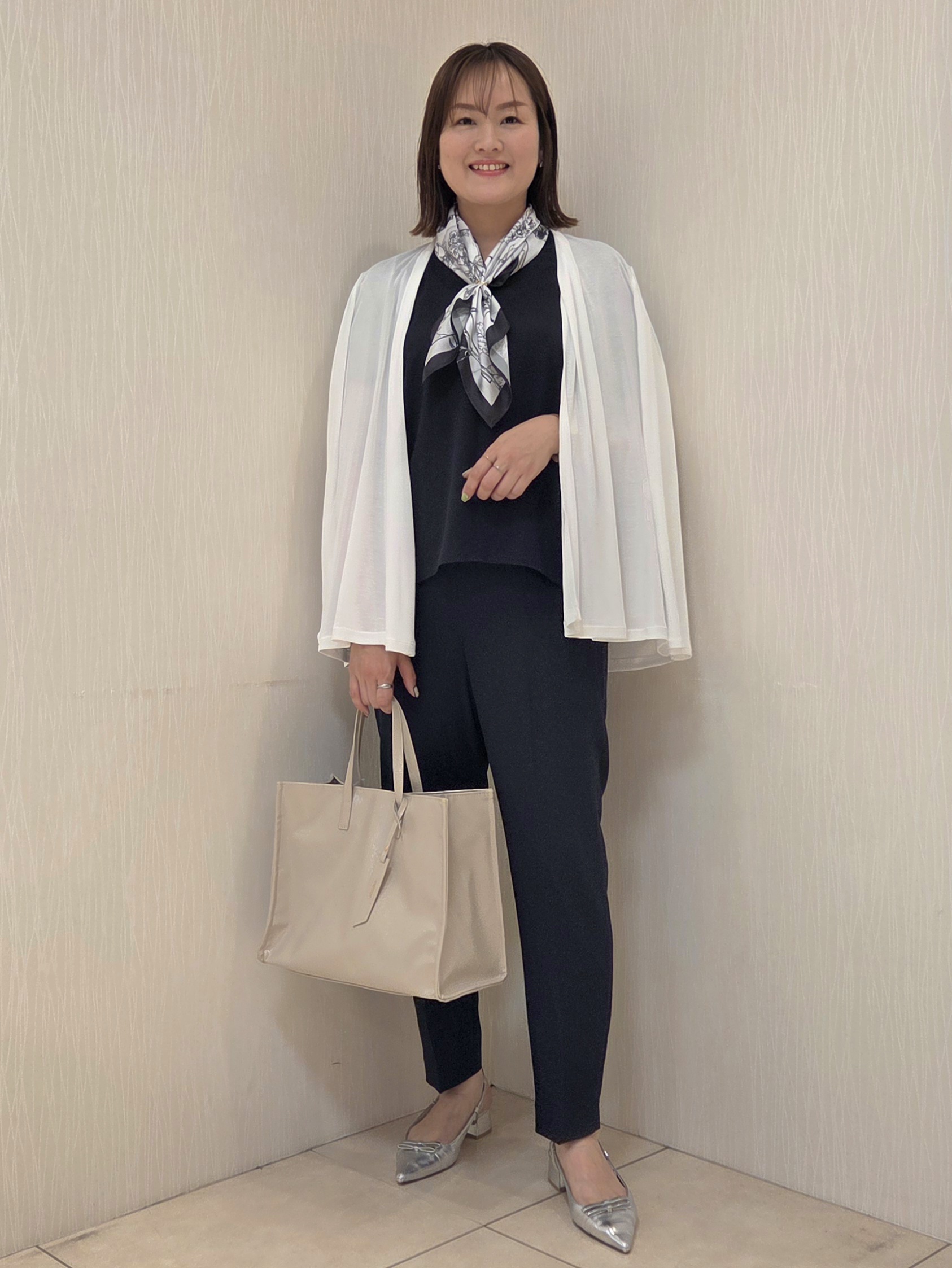 naokoさんの「UNTITLED｜【UV/接触冷感/セットアップ可】リラクシーキーVネックブラウス」を使ったコーディネート