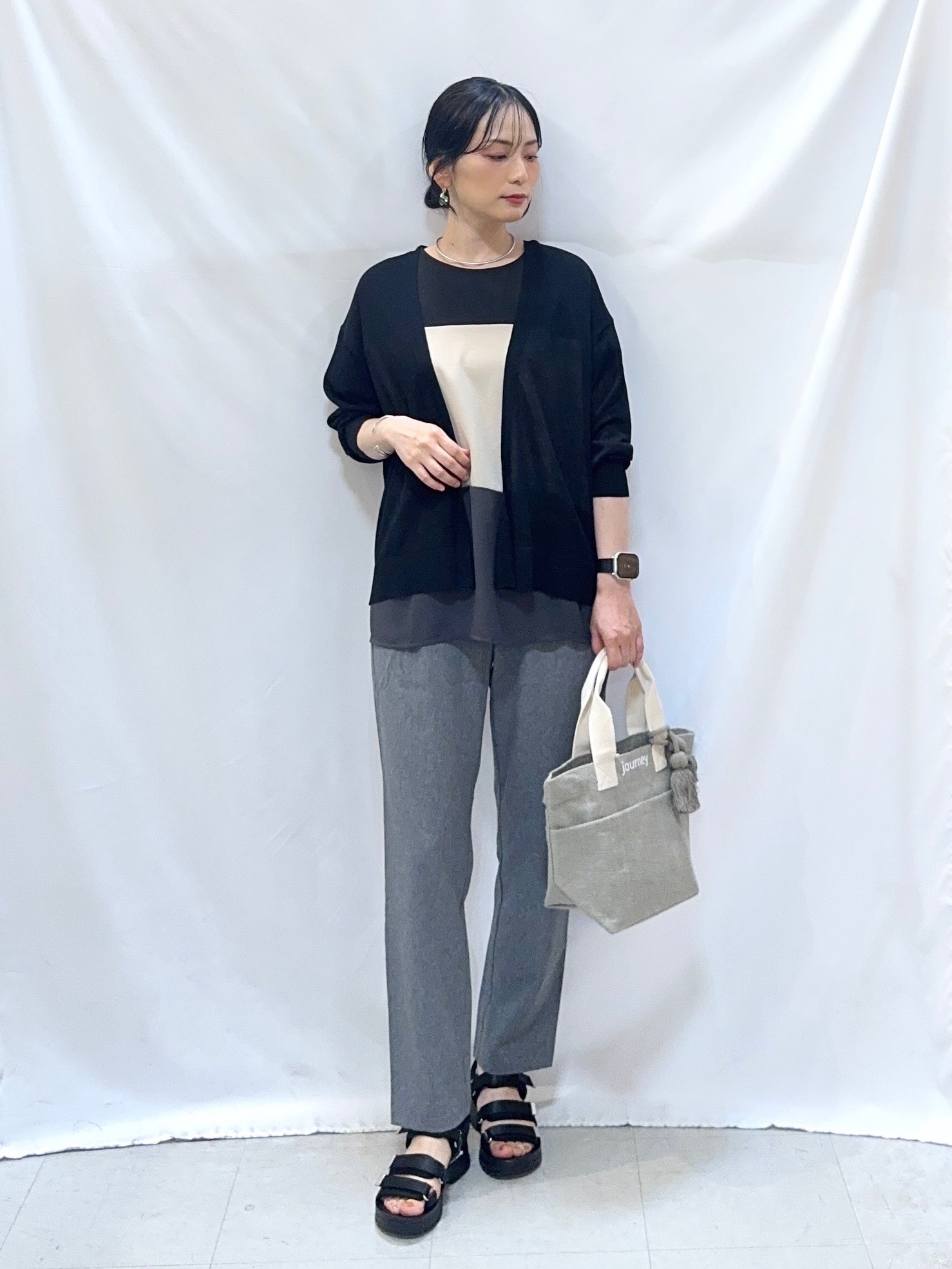 𝐇𝐢𝐫𝐨𝐦𝐢さんの「SHOO･LA･RUE｜【洗濯機可/S-LL】オンにもオフにも マルチに使えるボタンレスカーディガン」を使ったコーディネート