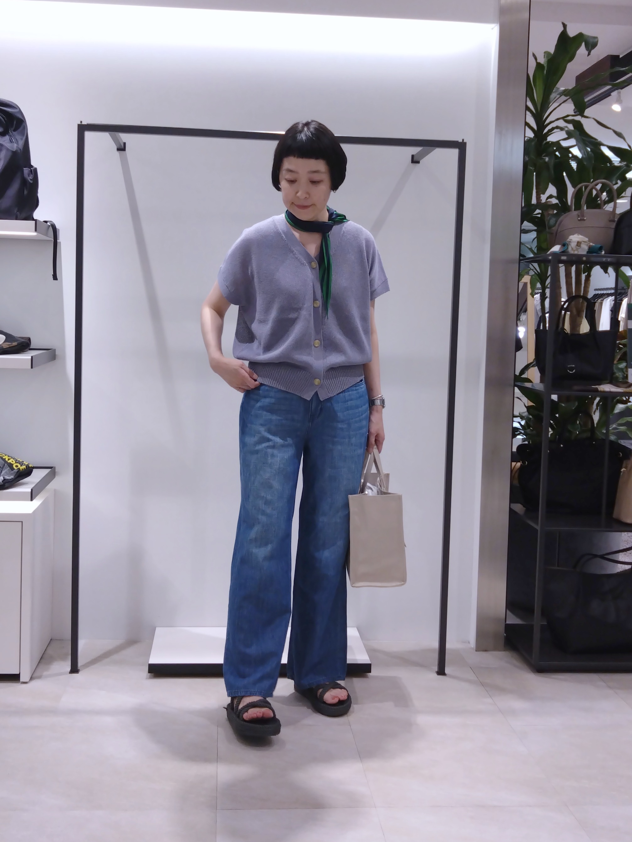 まちこさんの「UNTITLED｜【洗える/清涼感】ドライタッチスリーブレスカーディガン」を使ったコーディネート