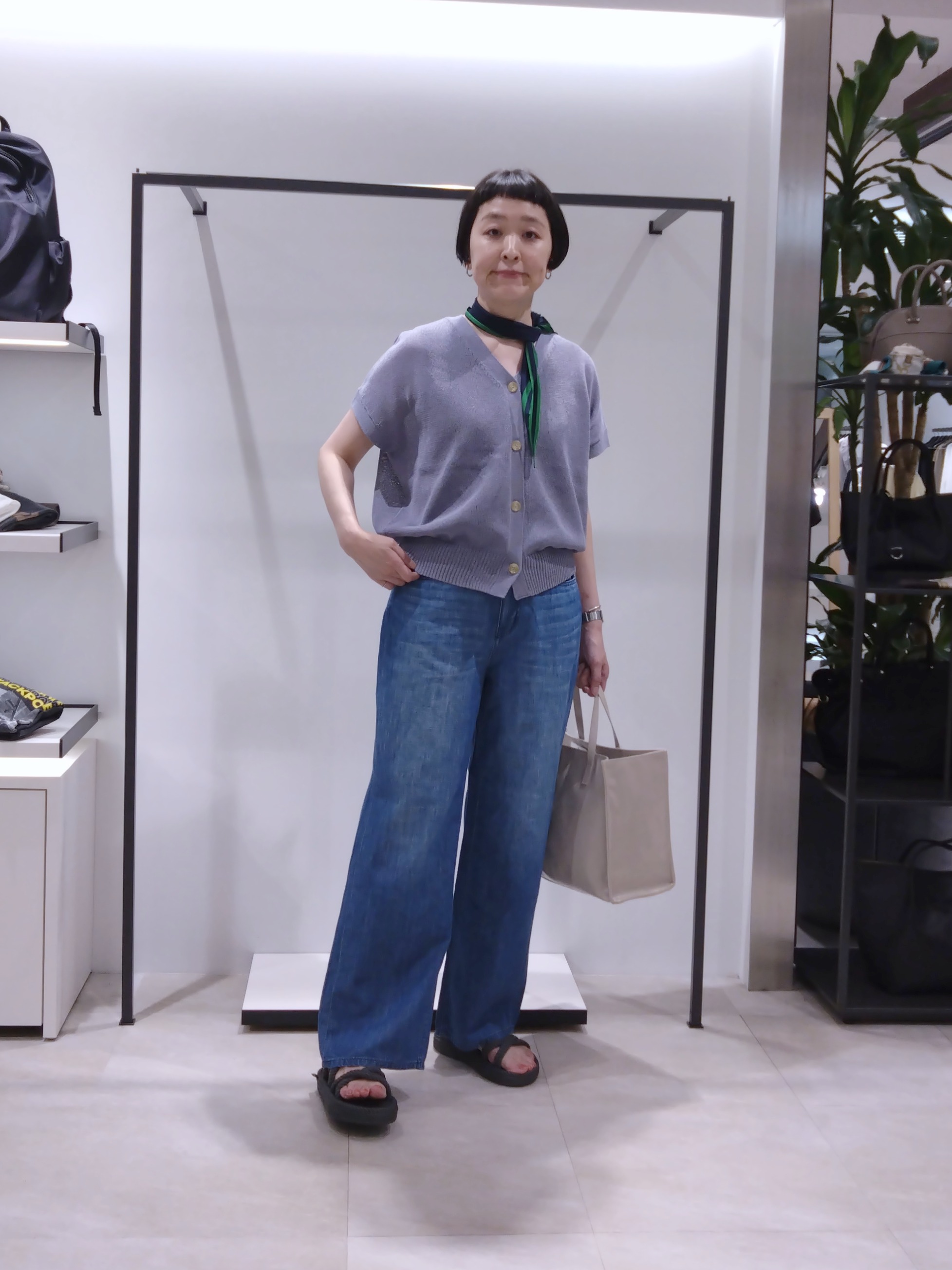 まちこさんの「UNTITLED｜【洗える/清涼感】ドライタッチスリーブレスカーディガン」を使ったコーディネート
