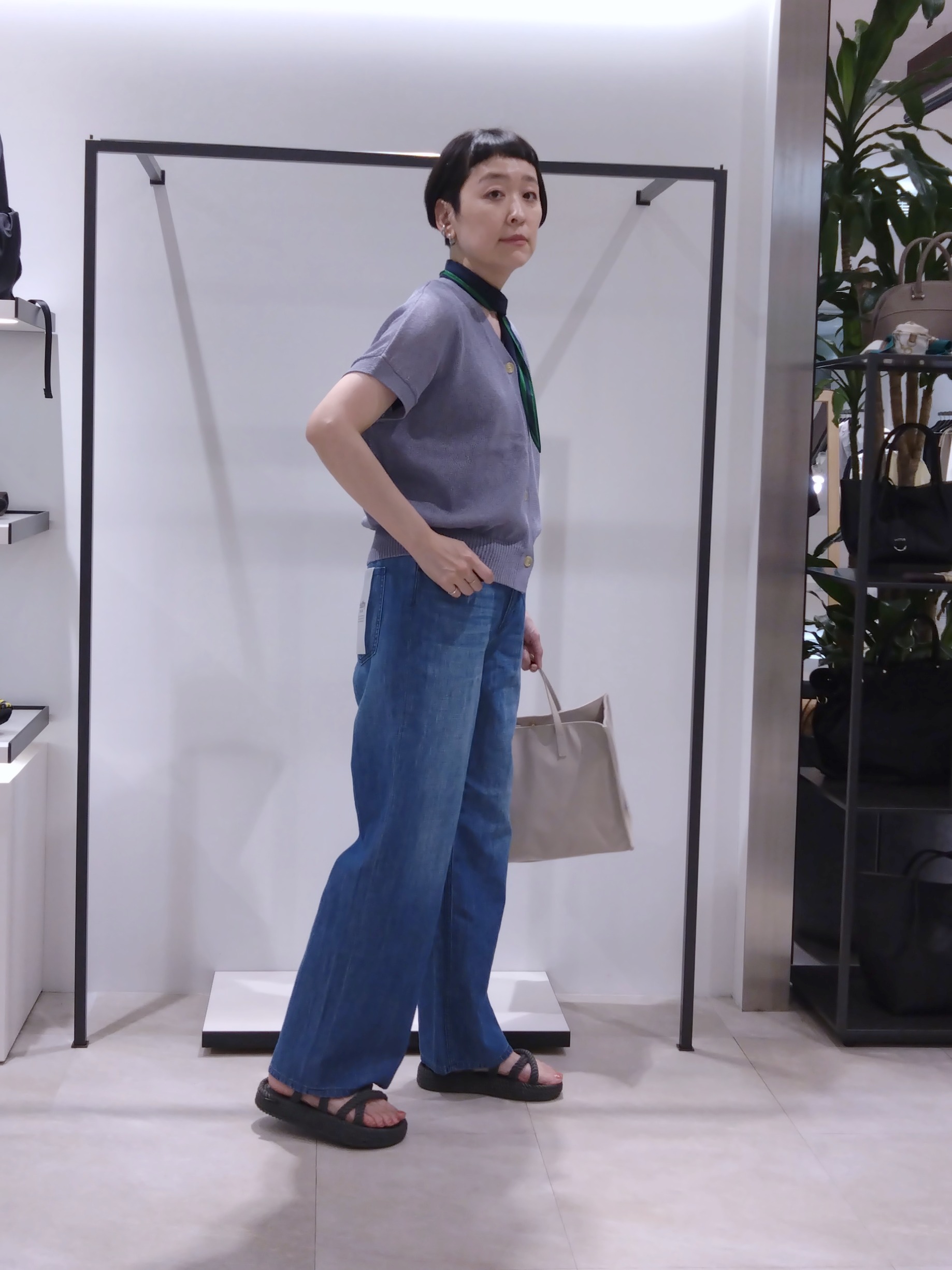 まちこさんの「UNTITLED｜【洗える/清涼感】ドライタッチスリーブレスカーディガン」を使ったコーディネート
