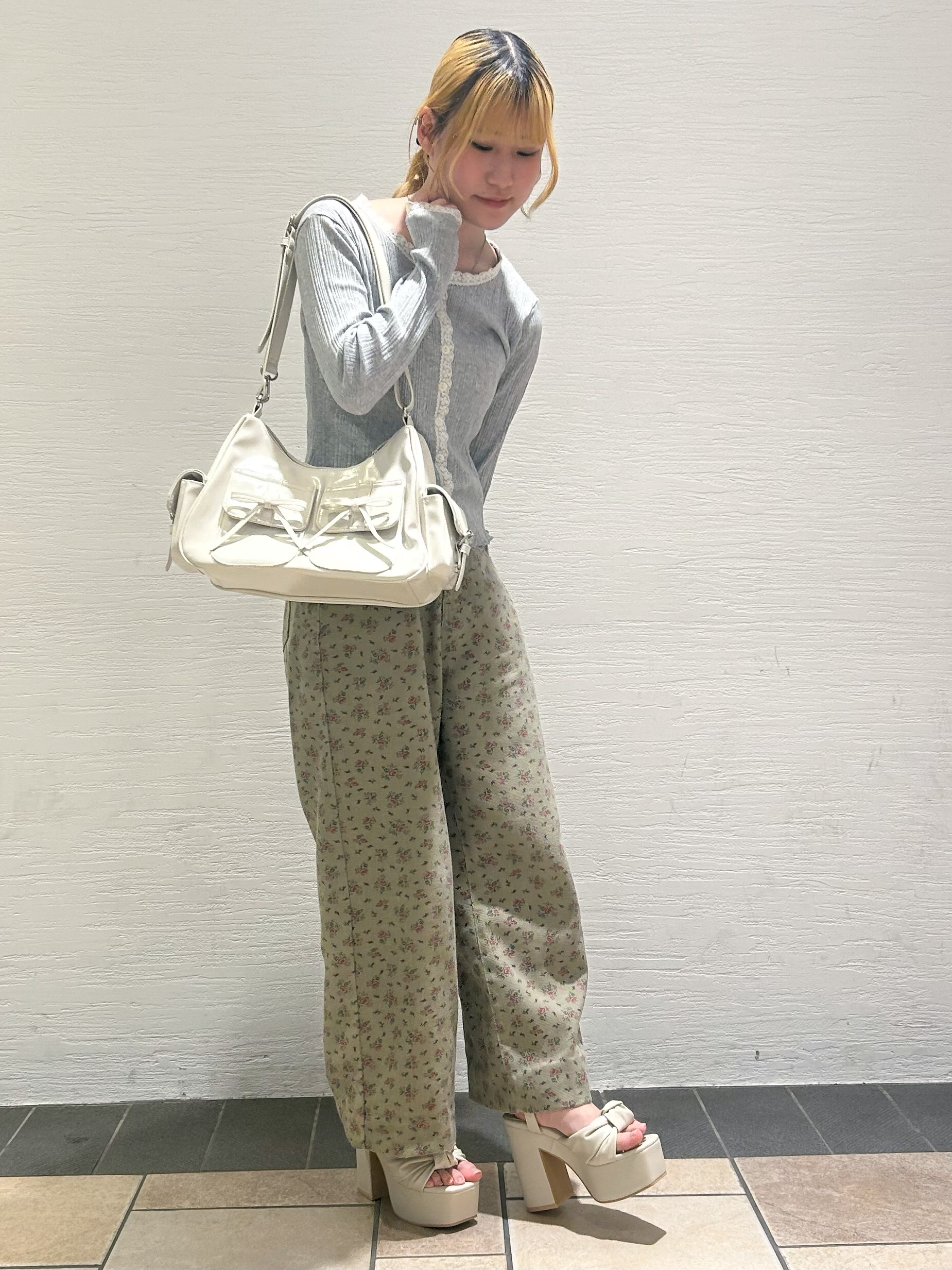 miyuさんの「ESPERANZA｜【ラク盛り／サンダル】リピーター続出／脚長美脚　ツイストリボンサンダル」を使ったコーディネート