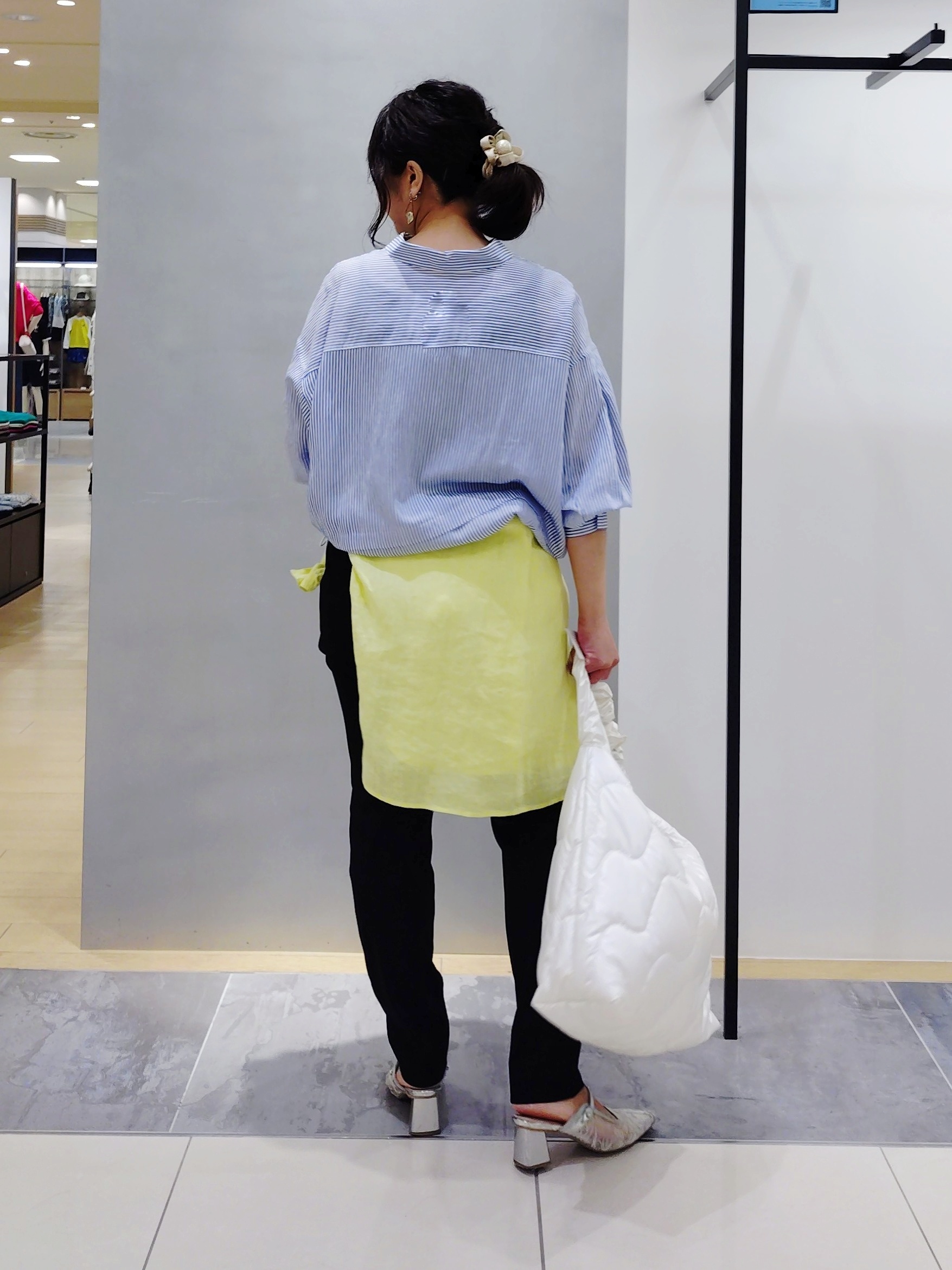 TOMOMIさんの「INDIVI｜【接触冷感／2WAY】カシュクールリネンシャツ」を使ったコーディネート