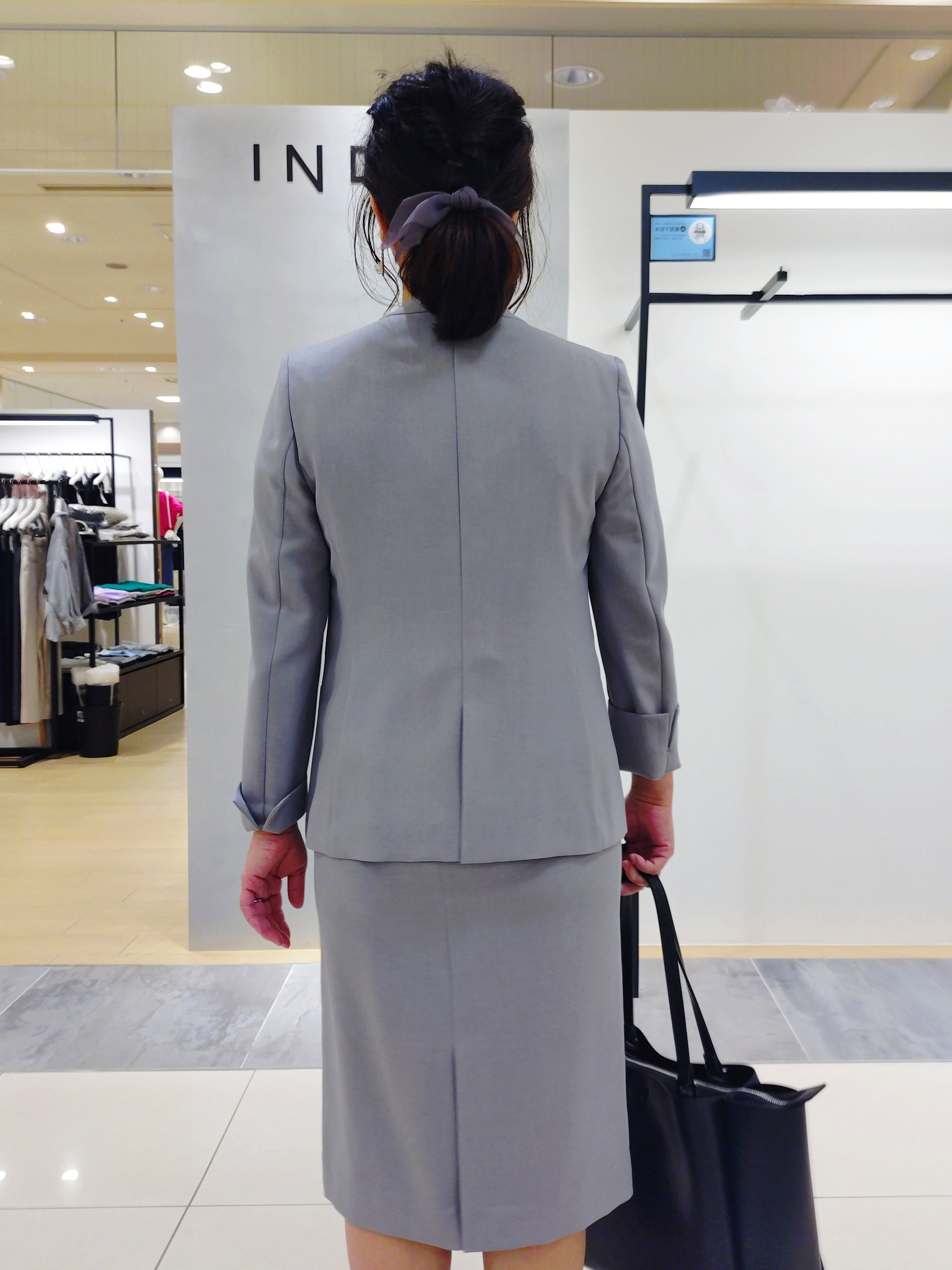 TOMOMIさんの「INDIVI｜【定番スーツ／UVケア／イージーケア／洗える】ウール調ストレートスカート」を使ったコーディネート