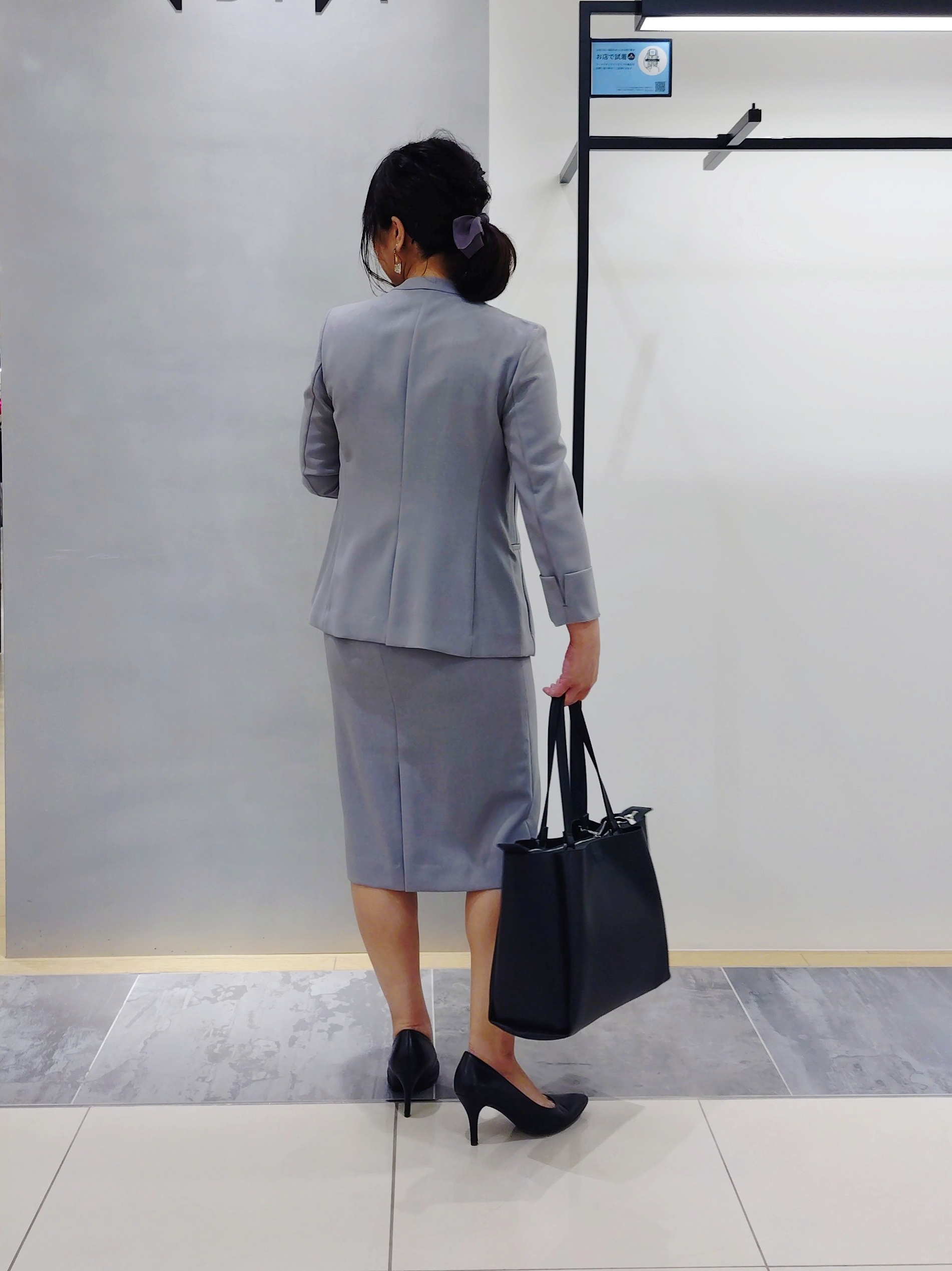 TOMOMIさんの「INDIVI｜【定番スーツ／UVケア／イージーケア／洗える】ウール調ストレートスカート」を使ったコーディネート