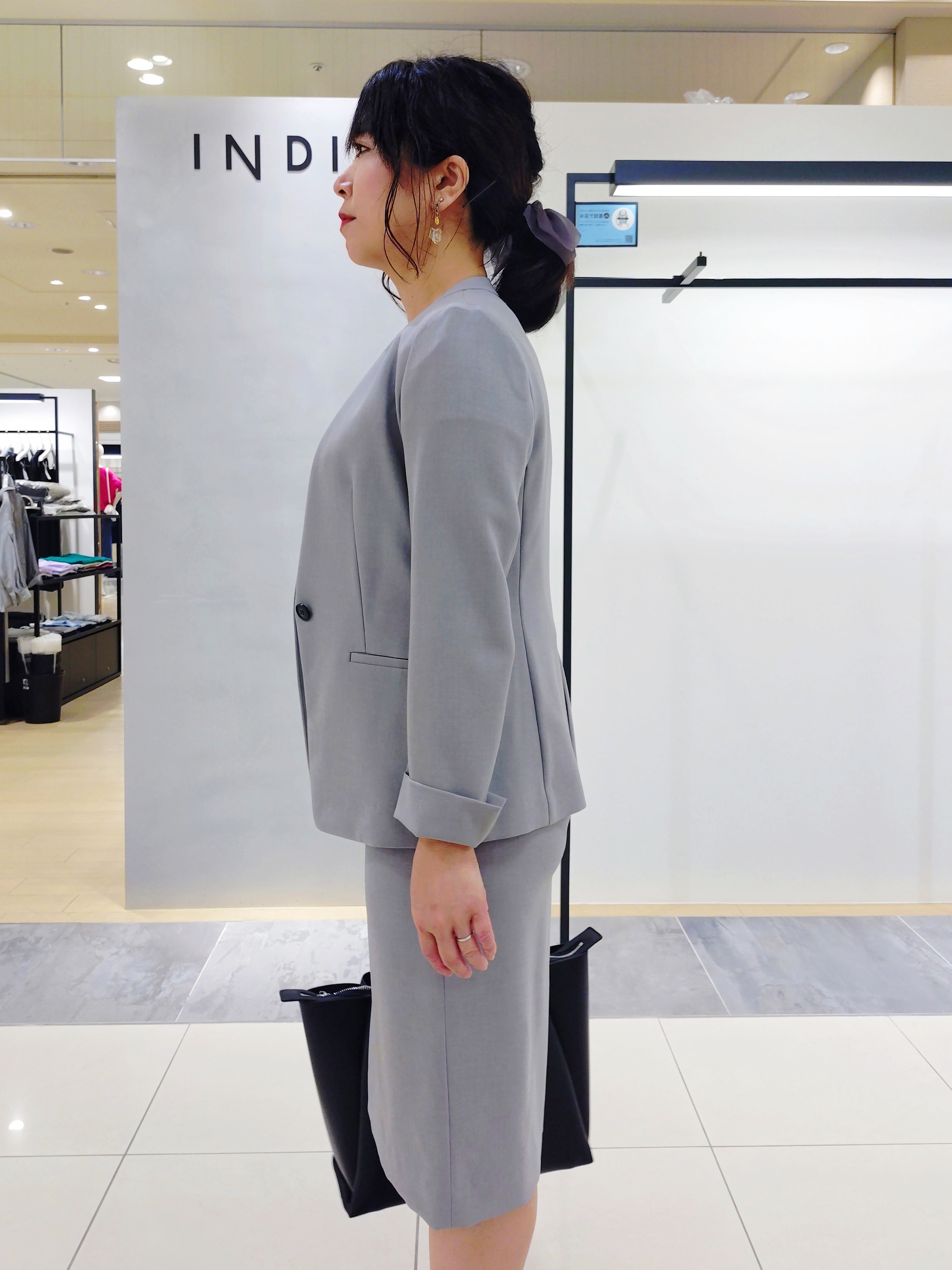 TOMOMIさんの「INDIVI｜【定番スーツ／UVケア／イージーケア／洗える】ウール調ストレートスカート」を使ったコーディネート
