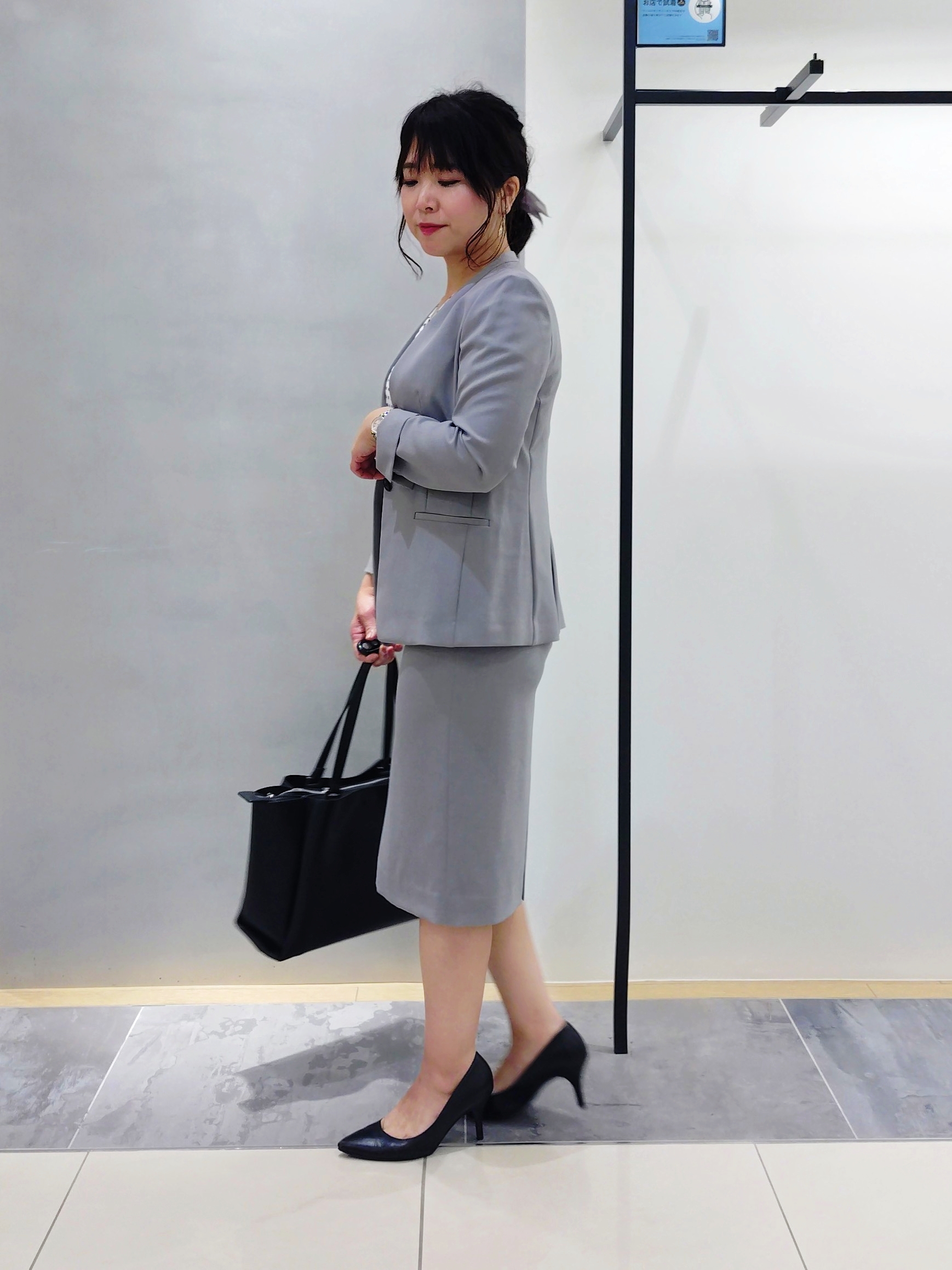 TOMOMIさんの「INDIVI｜【定番スーツ／UVケア／イージーケア／洗える】ウール調ストレートスカート」を使ったコーディネート