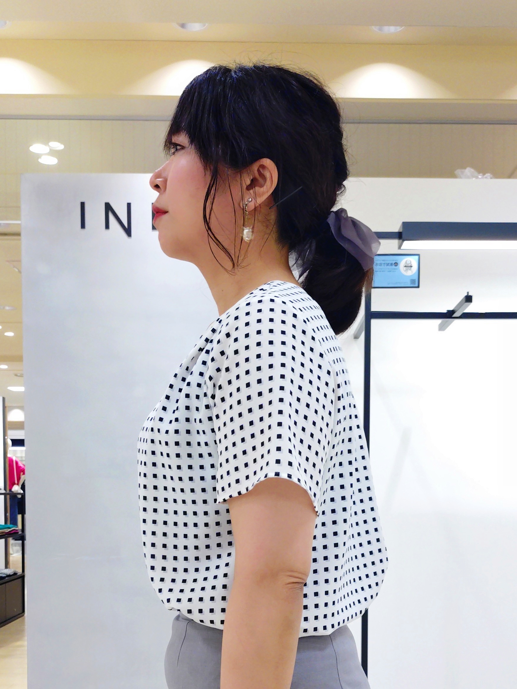 TOMOMIさんの「INDIVI｜【定番スーツ／UVケア／イージーケア／洗える】ウール調ストレートスカート」を使ったコーディネート