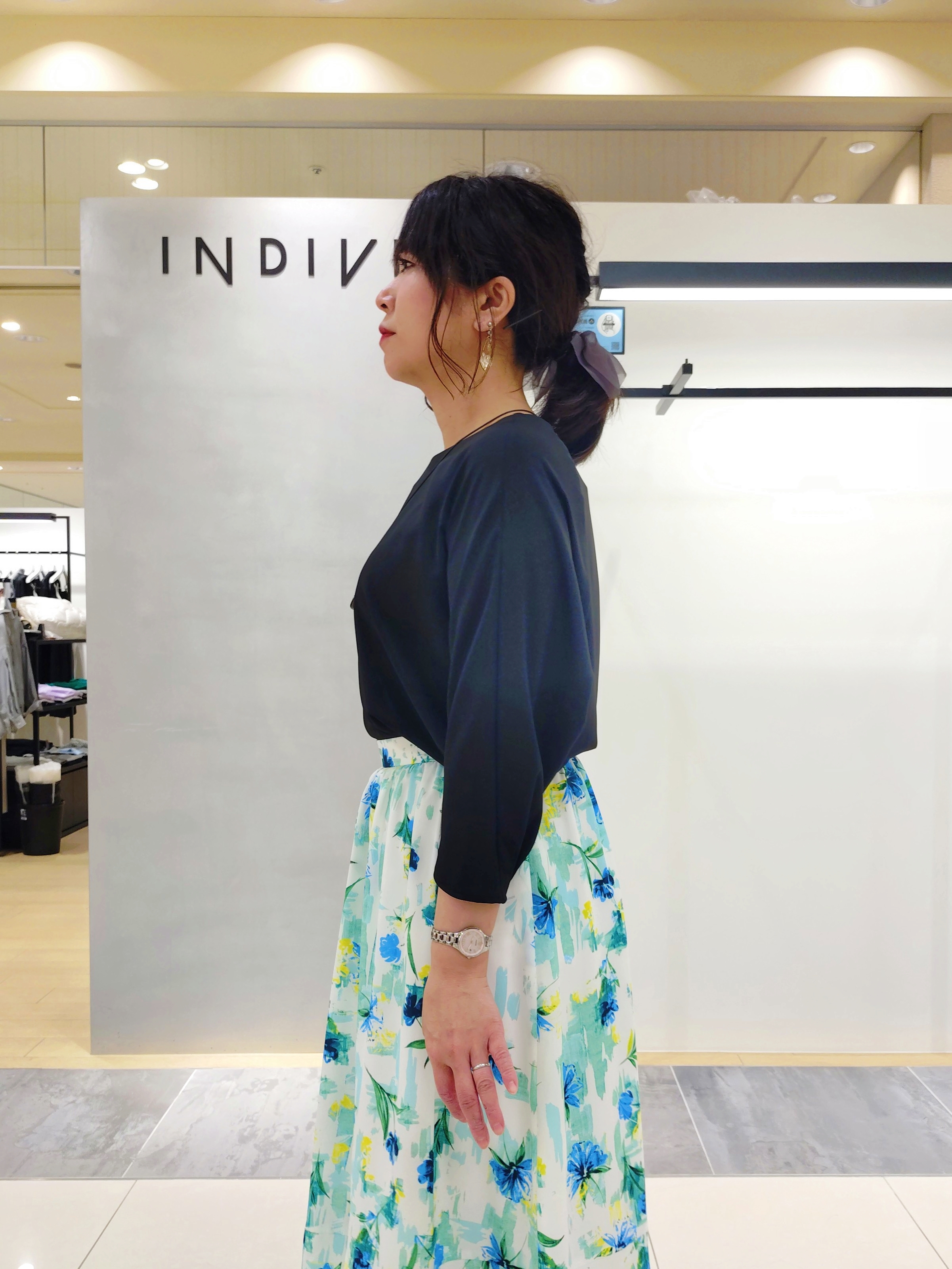 TOMOMIさんの「INDIVI｜【UVケア】着流しミドル丈カーディガンジャージ」を使ったコーディネート