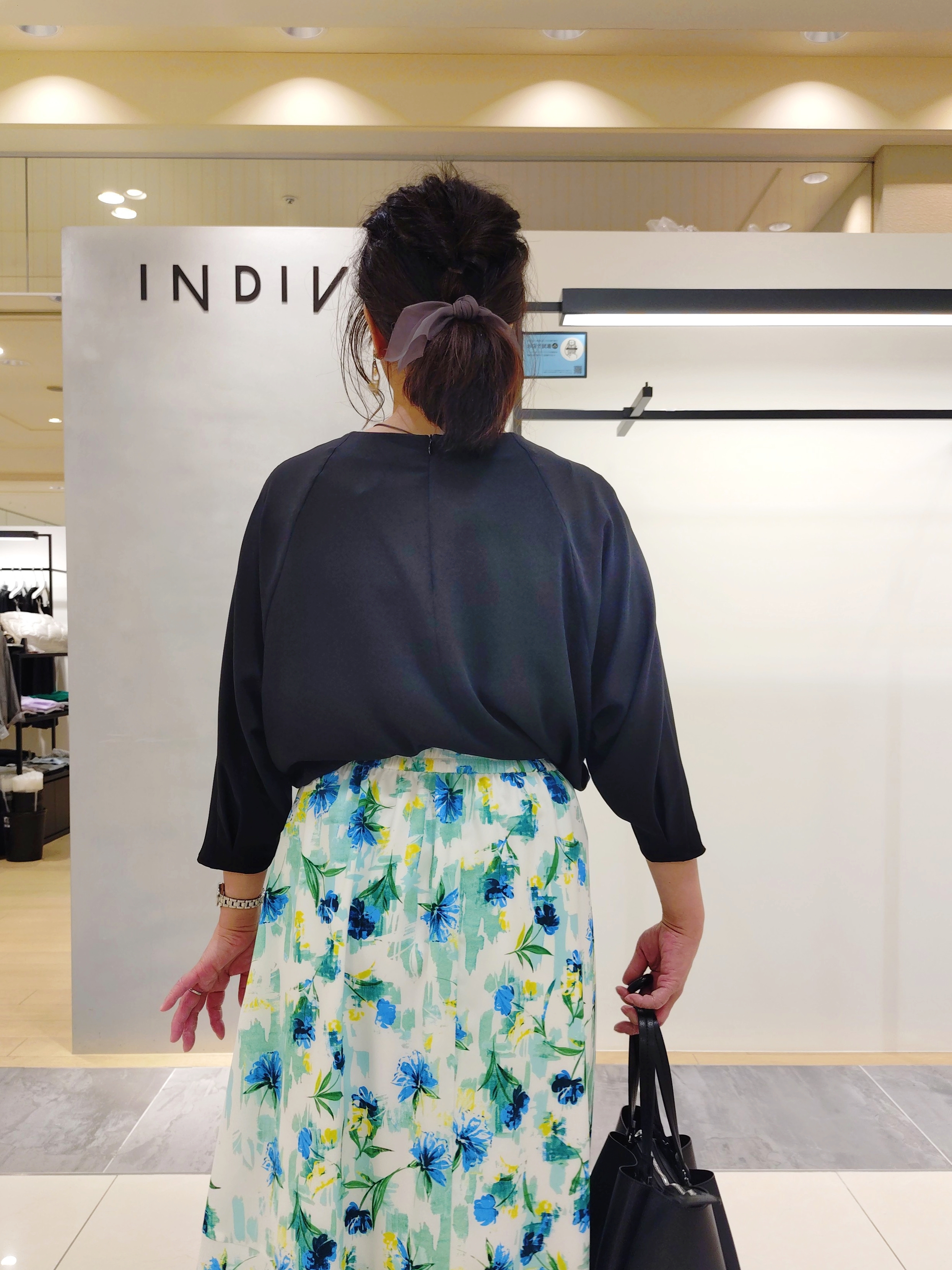 TOMOMIさんの「INDIVI｜【UVケア】着流しミドル丈カーディガンジャージ」を使ったコーディネート