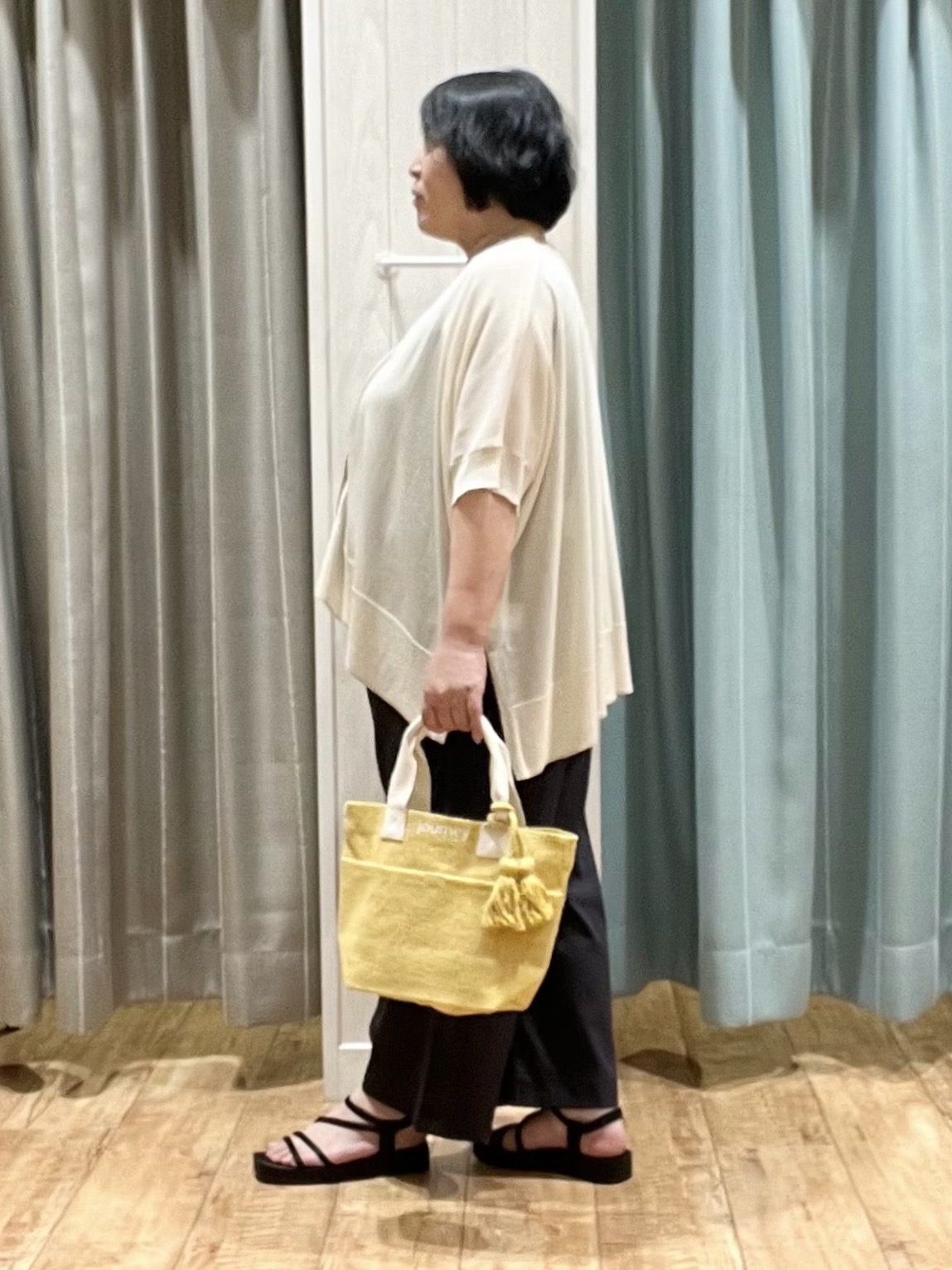 あやさんの「SHOO･LA･RUE｜【洗濯機可/体型カバー】上品ラメがきらめく シアーポンチョ風カーディガン」を使ったコーディネート