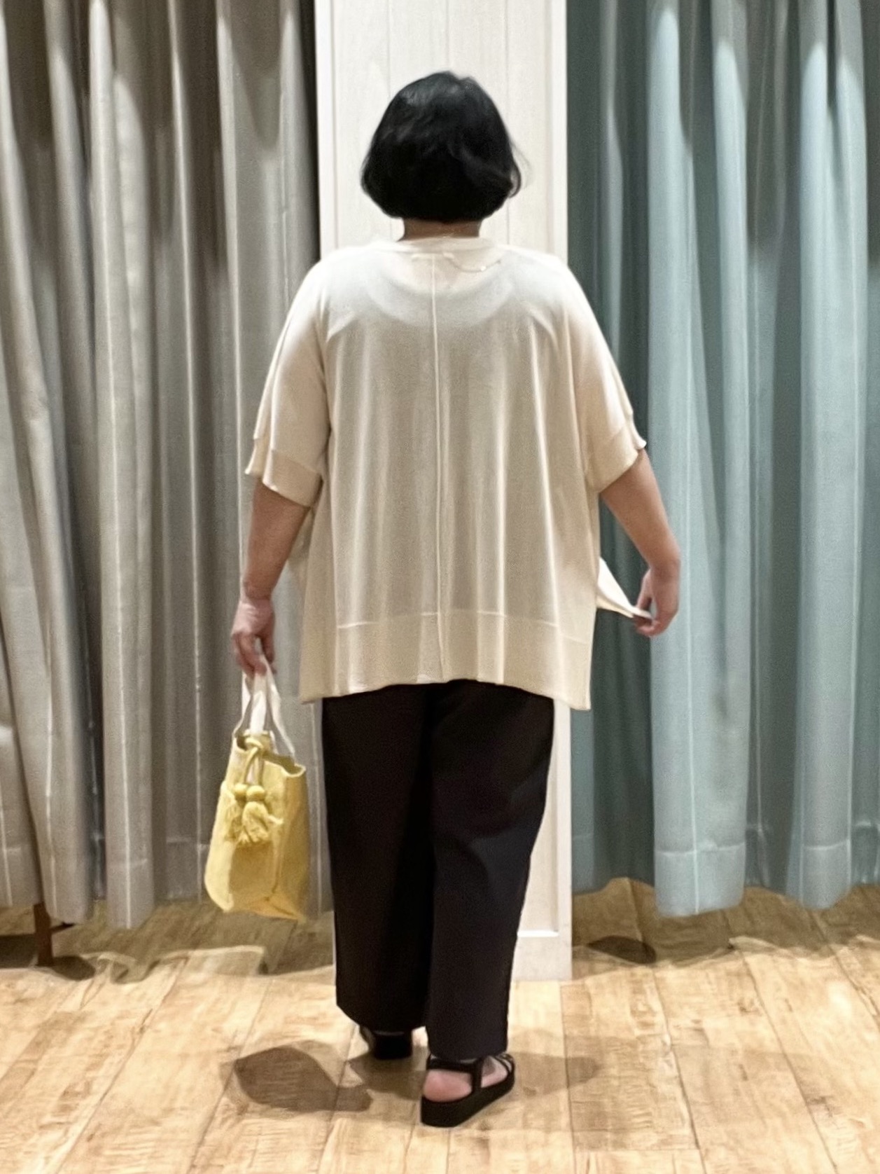 あやさんの「SHOO･LA･RUE｜【洗濯機可/体型カバー】上品ラメがきらめく シアーポンチョ風カーディガン」を使ったコーディネート