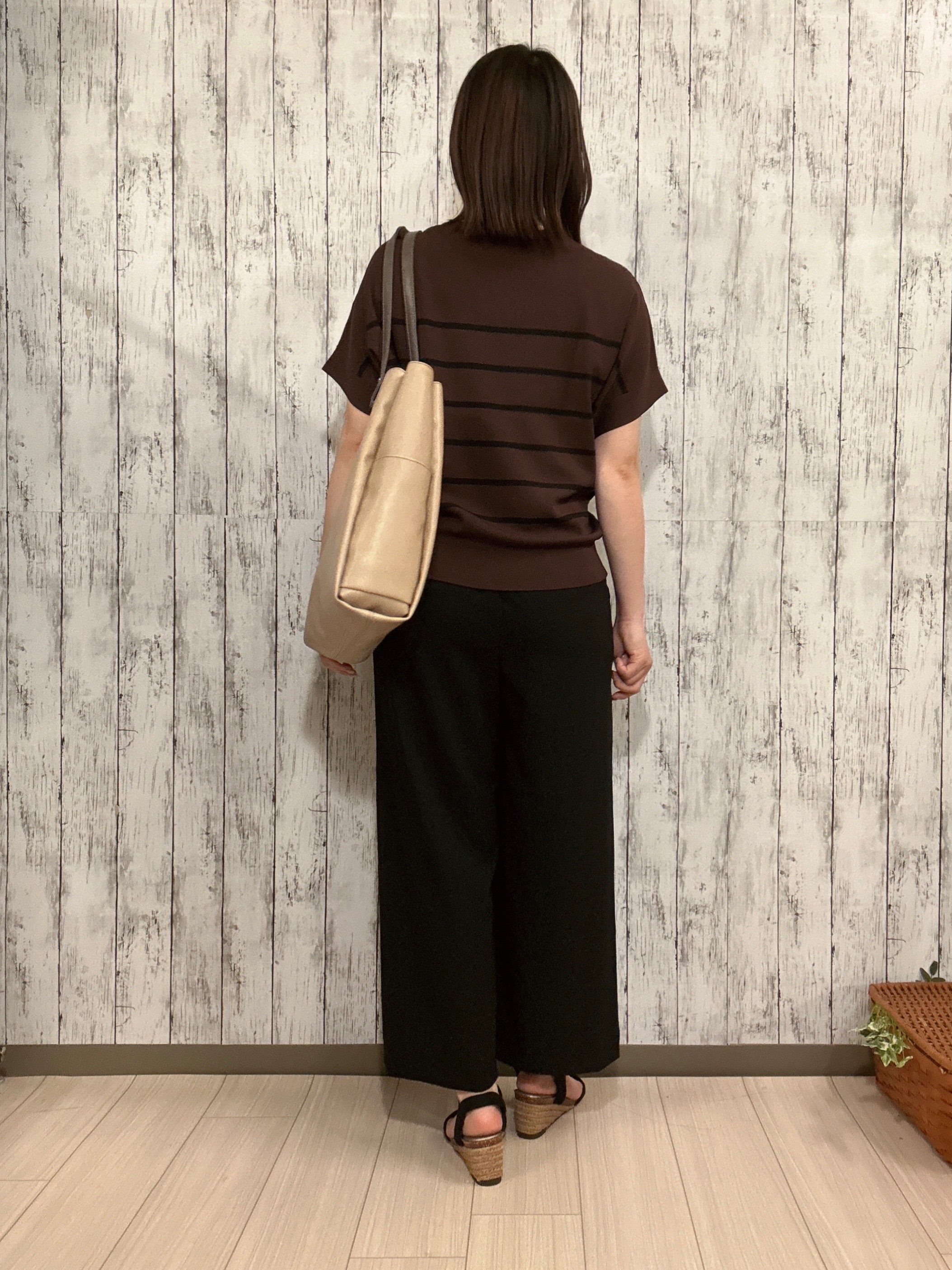 シカさんの「SHOO･LA･RUE｜【毎日洗える/UV】二の腕隠れる さらっとドルマン半袖ニット」を使ったコーディネート