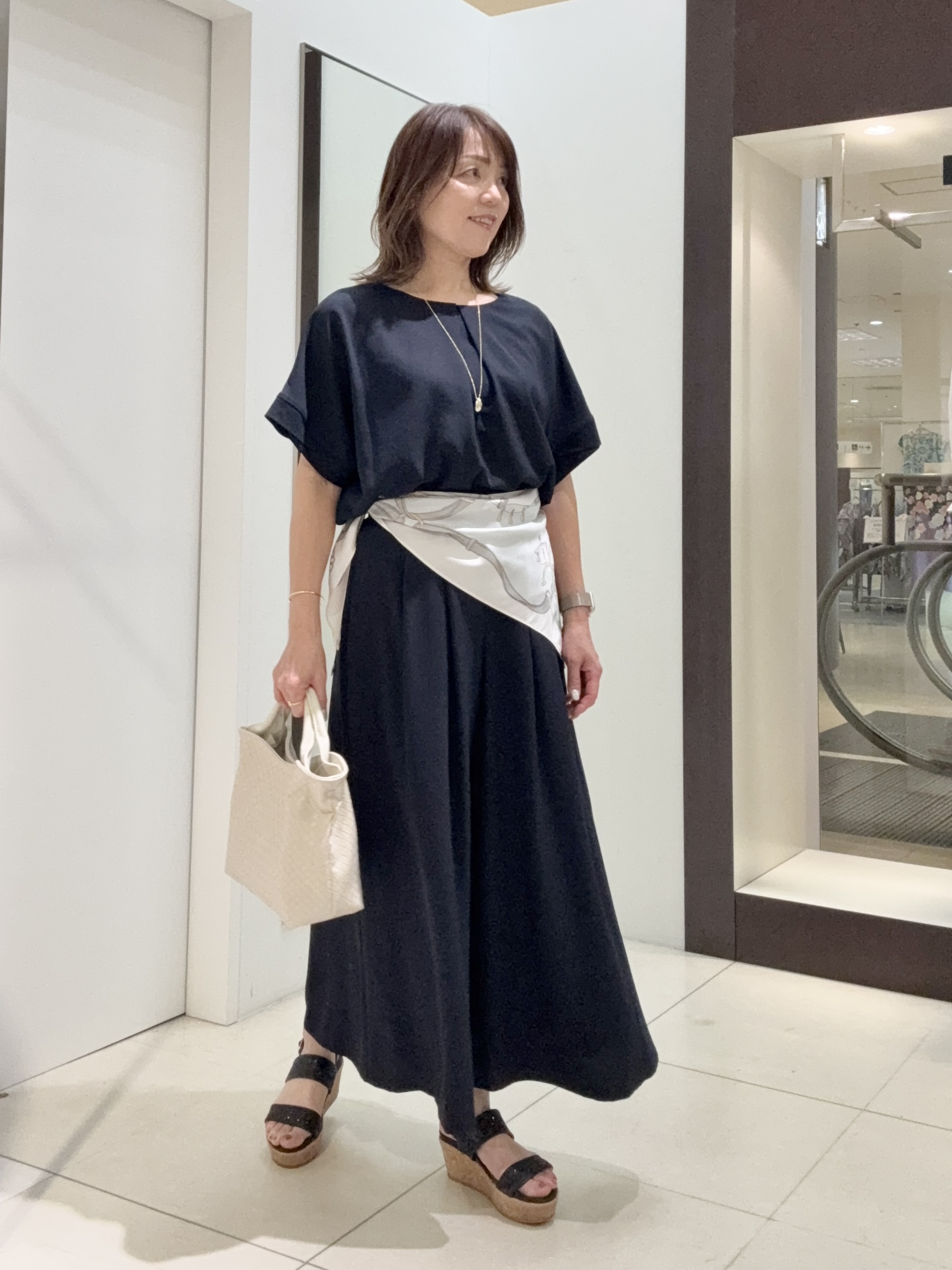 tomoさんの「UNTITLED｜【セットアップ可/UVカット/前後2WAY】リラクシーフレンチスリーブブラウス」を使ったコーディネート