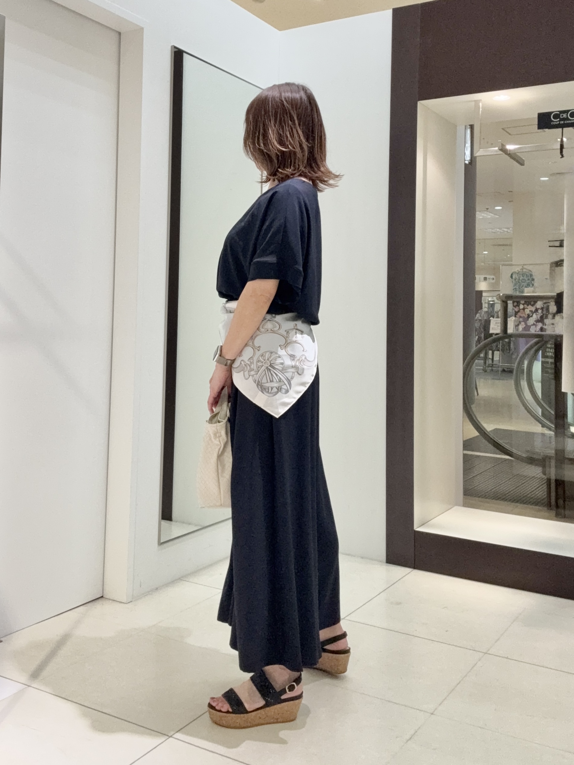 tomoさんの「UNTITLED｜【セットアップ可/UVカット/前後2WAY】リラクシーフレンチスリーブブラウス」を使ったコーディネート