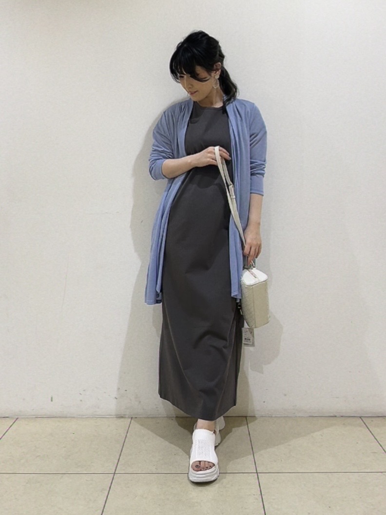 watanabeさんの「UNTITLED｜【洗える／アンサンブル可能】シアーストライプカーディガン」を使ったコーディネート