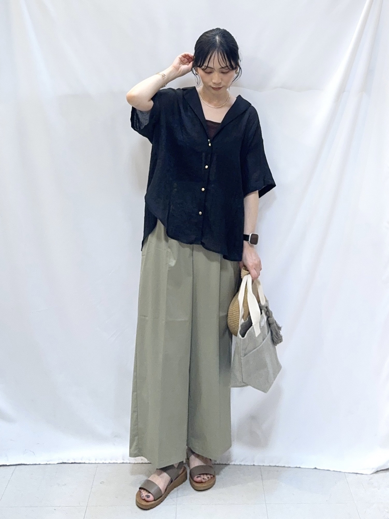 𝐇𝐢𝐫𝐨𝐦𝐢さんの「SHOO･LA･RUE｜【S-LL】ナチュラルに決まる 半袖シアーシャツジャケット」を使ったコーディネート