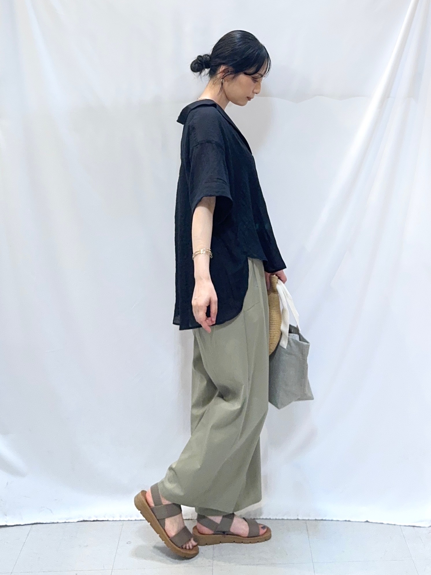 𝐇𝐢𝐫𝐨𝐦𝐢さんの「SHOO･LA･RUE｜【S-LL】ナチュラルに決まる 半袖シアーシャツジャケット」を使ったコーディネート