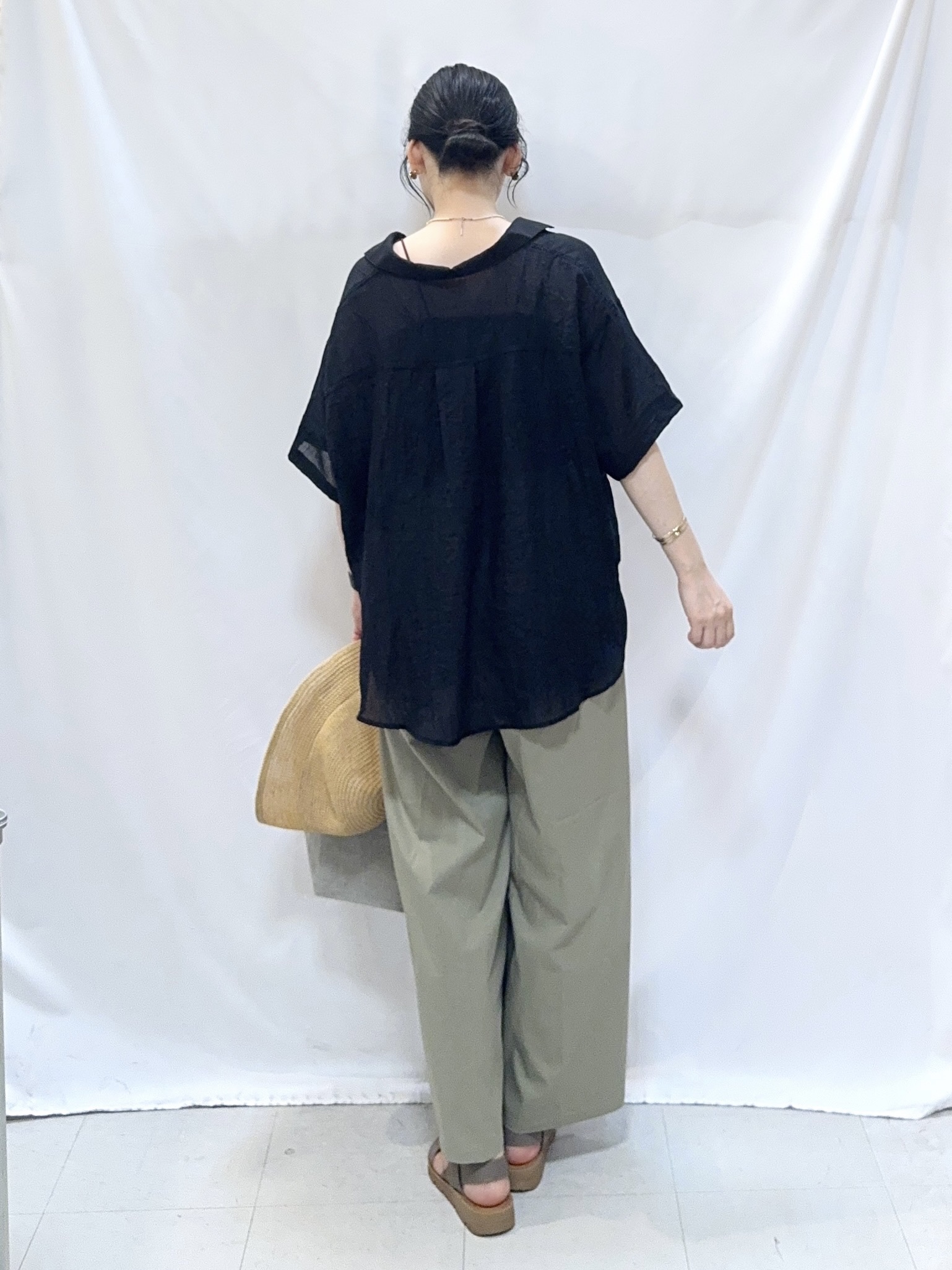 𝐇𝐢𝐫𝐨𝐦𝐢さんの「SHOO･LA･RUE｜【S-LL】ナチュラルに決まる 半袖シアーシャツジャケット」を使ったコーディネート