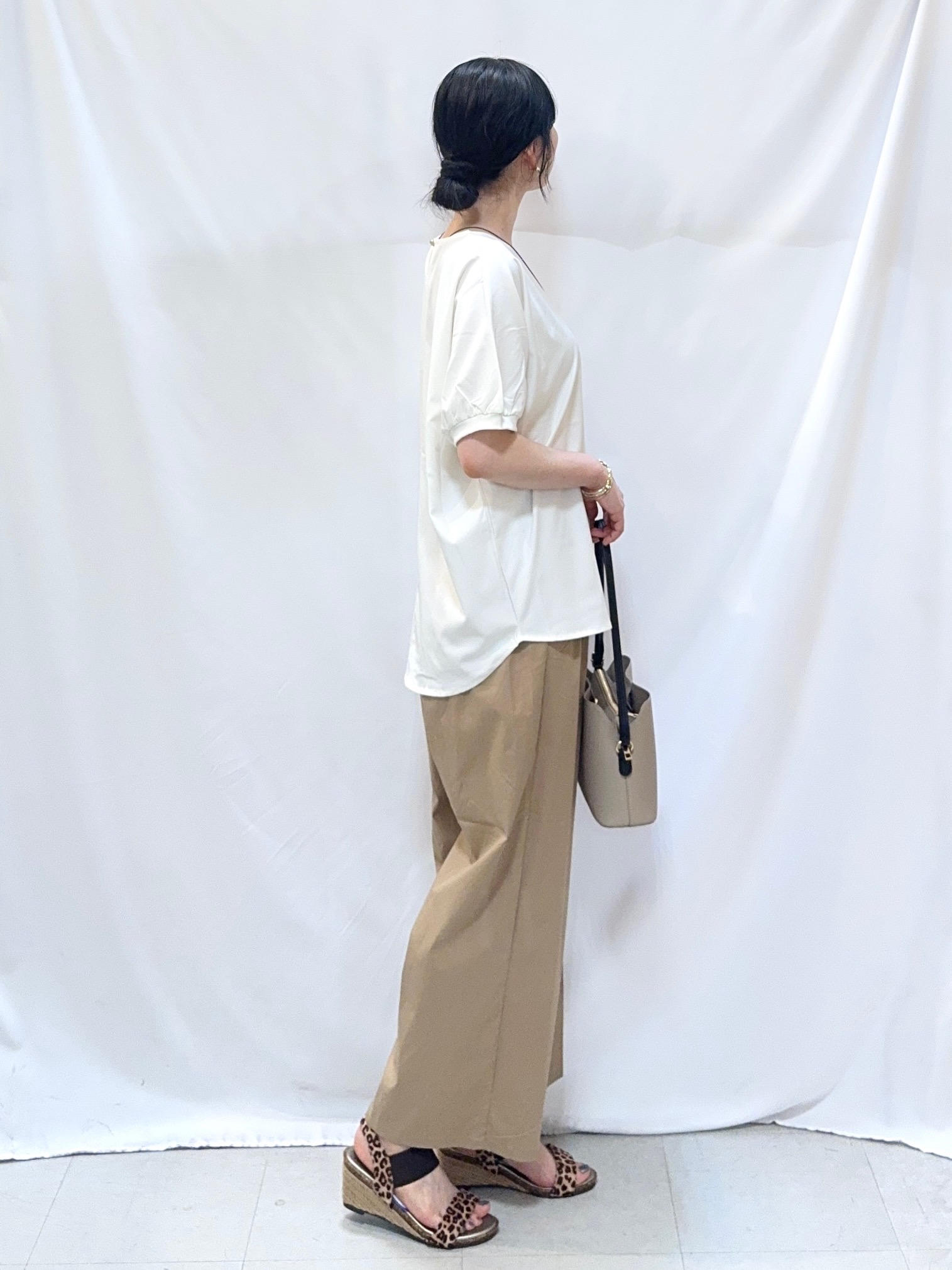 𝐇𝐢𝐫𝐨𝐦𝐢さんの「SHOO･LA･RUE｜【洗濯後しわになりにくい】インせず着られる さらっとタッチのドルマンブラウス」を使ったコーディネート