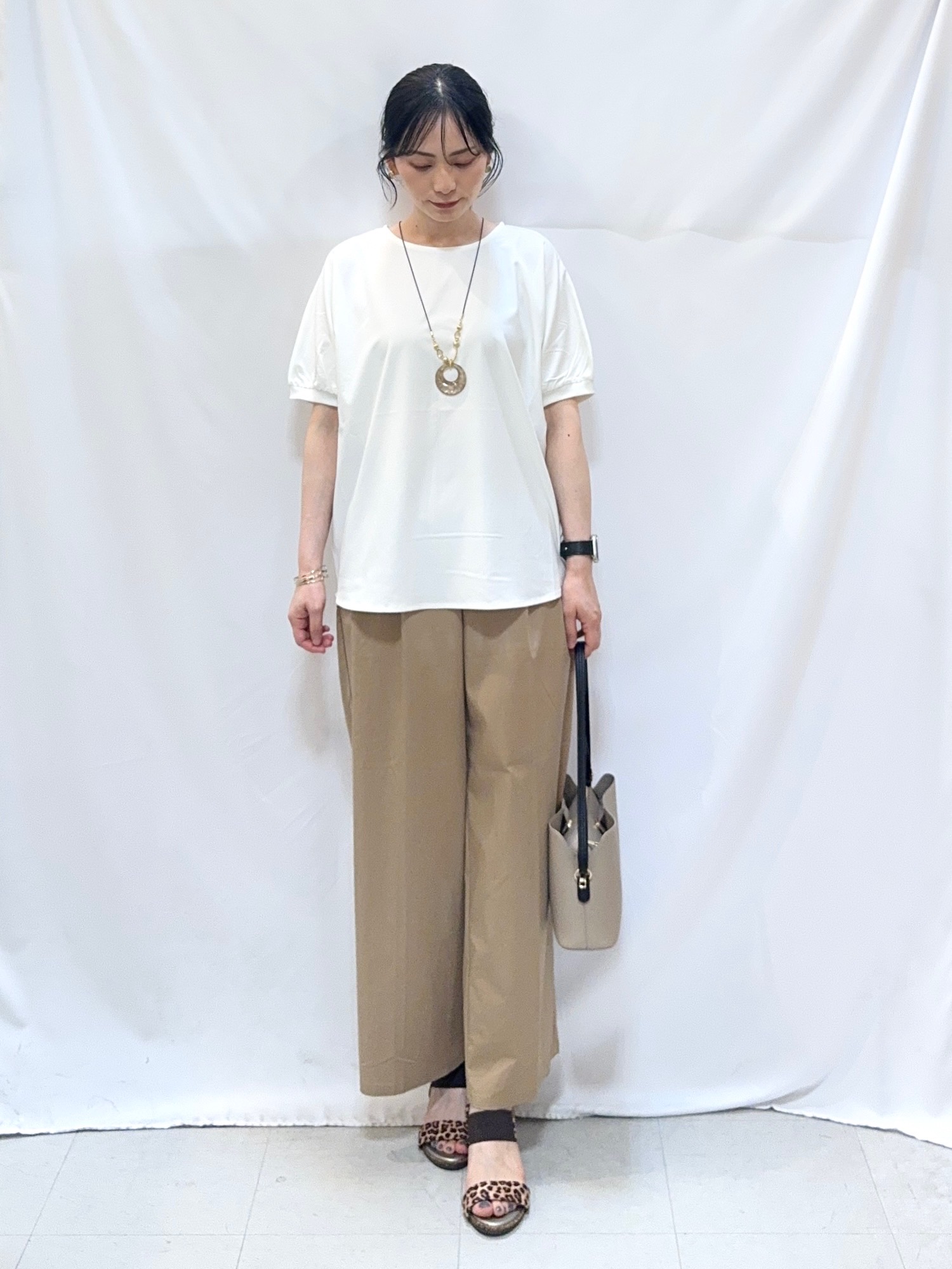 𝐇𝐢𝐫𝐨𝐦𝐢さんの「SHOO･LA･RUE｜【洗濯後しわになりにくい】インせず着られる さらっとタッチのドルマンブラウス」を使ったコーディネート