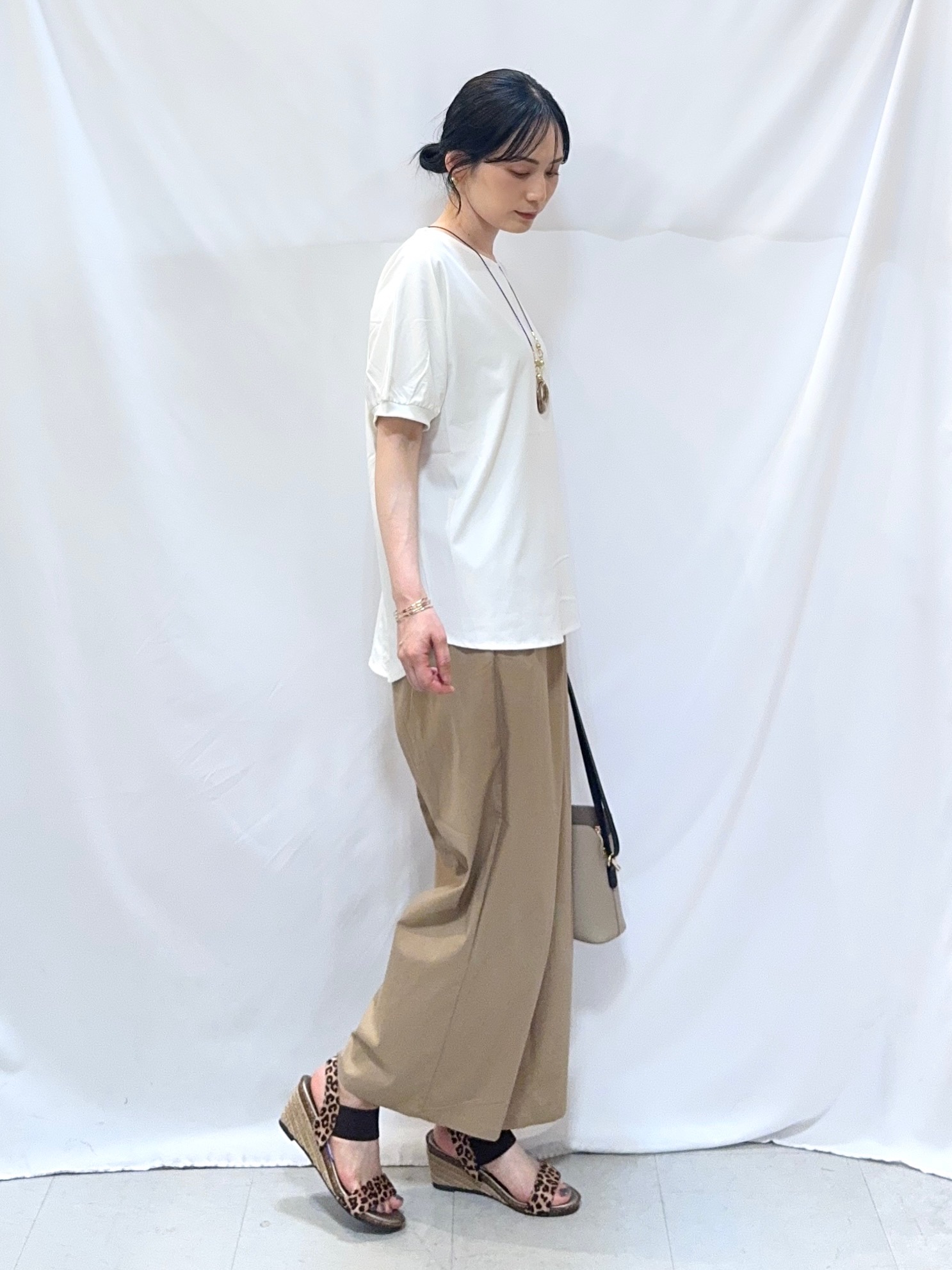 𝐇𝐢𝐫𝐨𝐦𝐢さんの「SHOO･LA･RUE｜【洗濯後しわになりにくい】インせず着られる さらっとタッチのドルマンブラウス」を使ったコーディネート