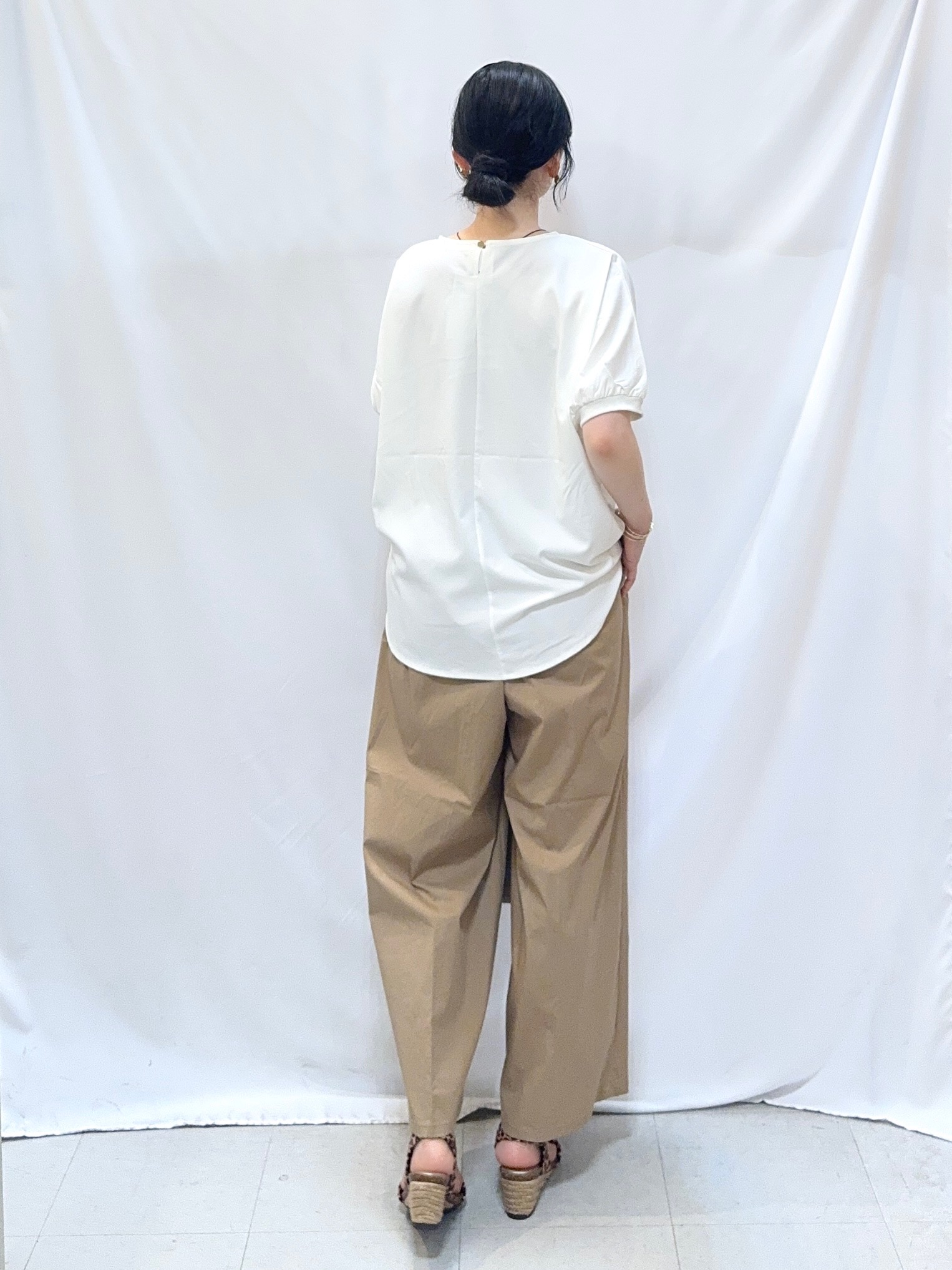 𝐇𝐢𝐫𝐨𝐦𝐢さんの「SHOO･LA･RUE｜【洗濯後しわになりにくい】インせず着られる さらっとタッチのドルマンブラウス」を使ったコーディネート