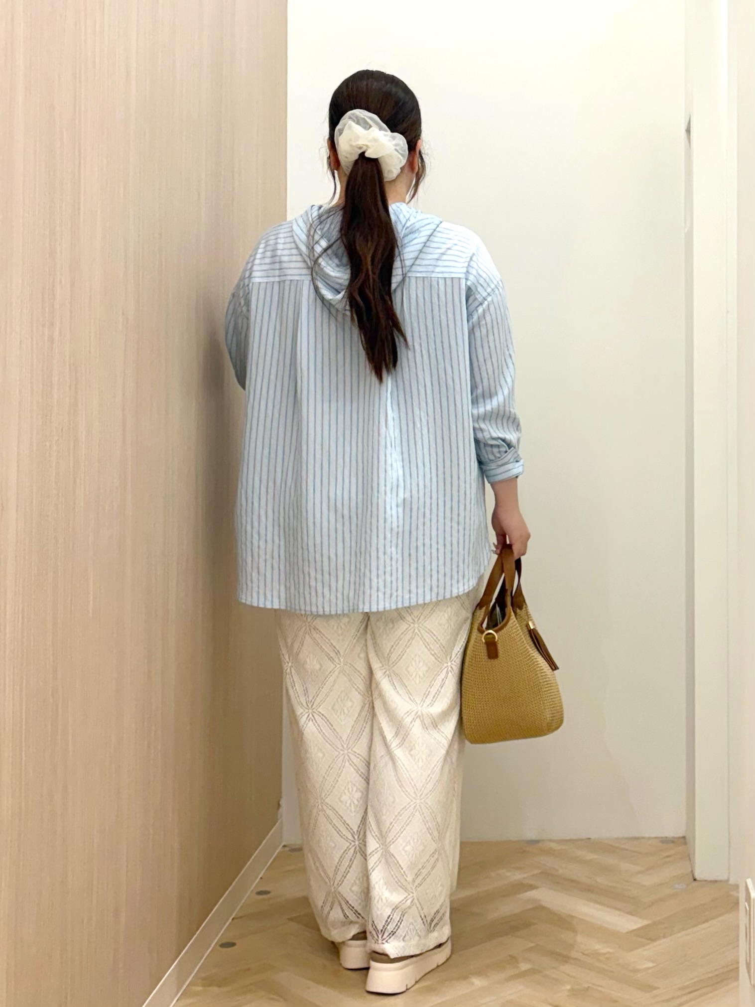 akariさんの「grove｜【洗える】大人のストライプ フーディシャツ」を使ったコーディネート