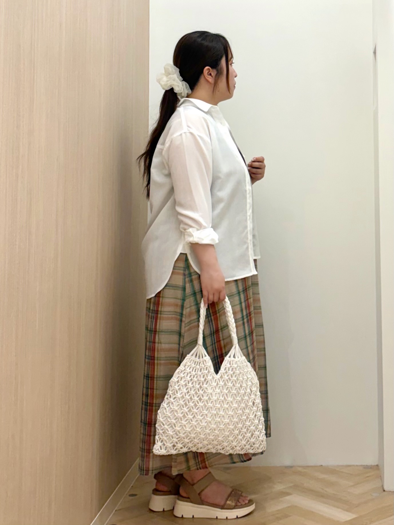 akariさんの「grove｜【洗濯機OK】朝晩の気温差に◎軽やかシアーシャツ」を使ったコーディネート