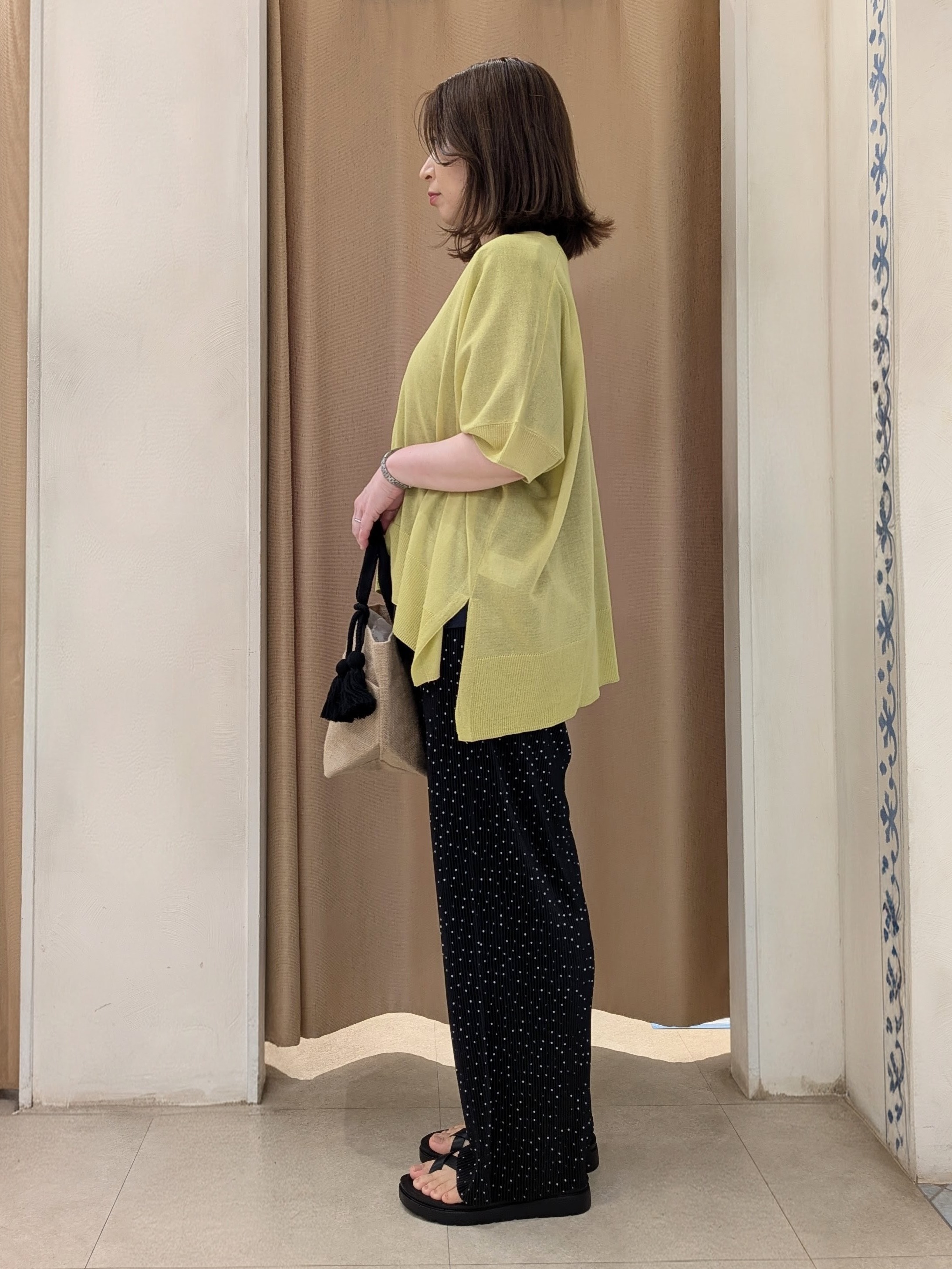 junさんの「SHOO･LA･RUE｜【洗濯機可/体型カバー】上品ラメがきらめく シアーポンチョ風カーディガン」を使ったコーディネート