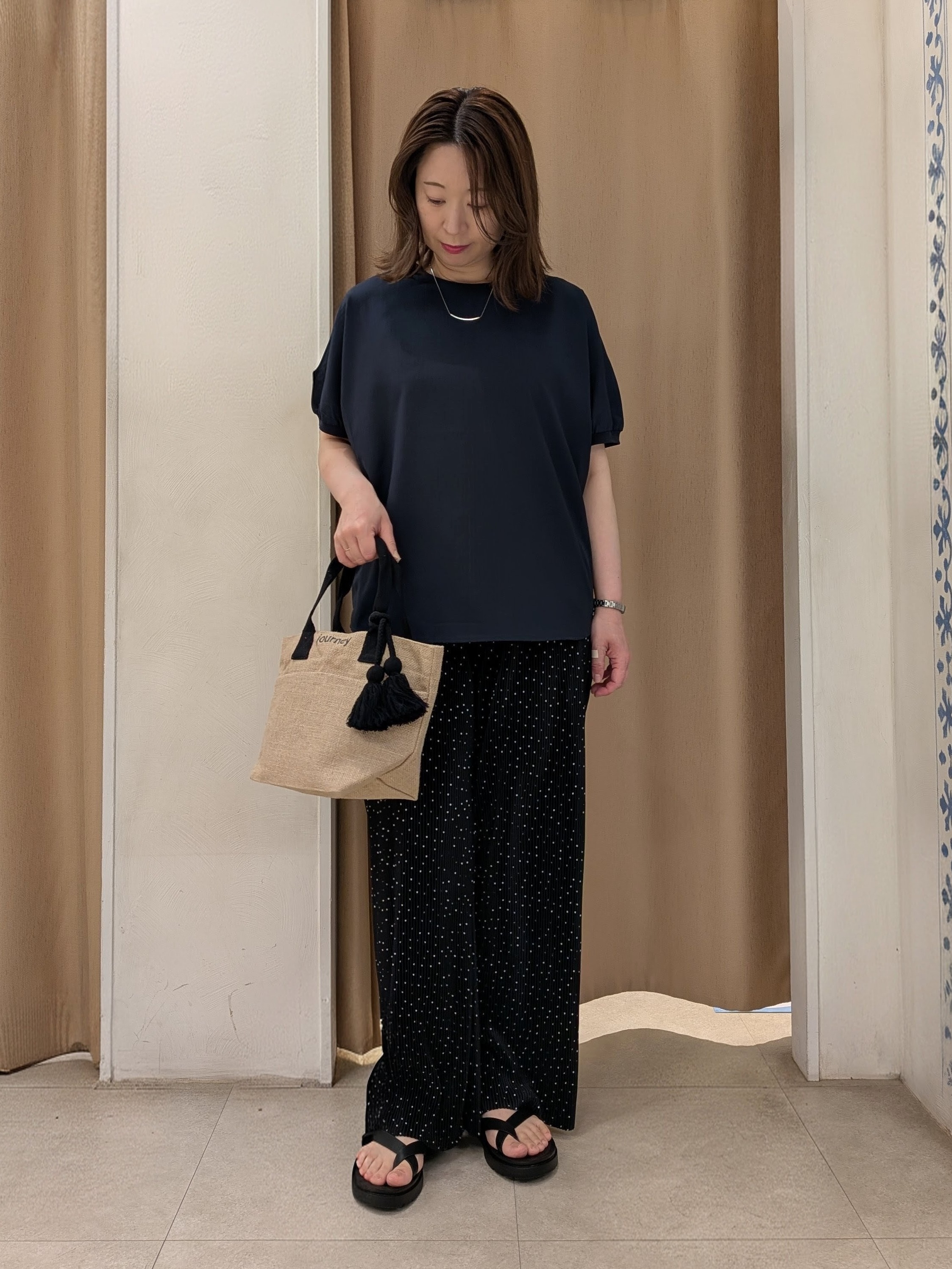 junさんの「SHOO･LA･RUE｜【洗濯機可/体型カバー】上品ラメがきらめく シアーポンチョ風カーディガン」を使ったコーディネート