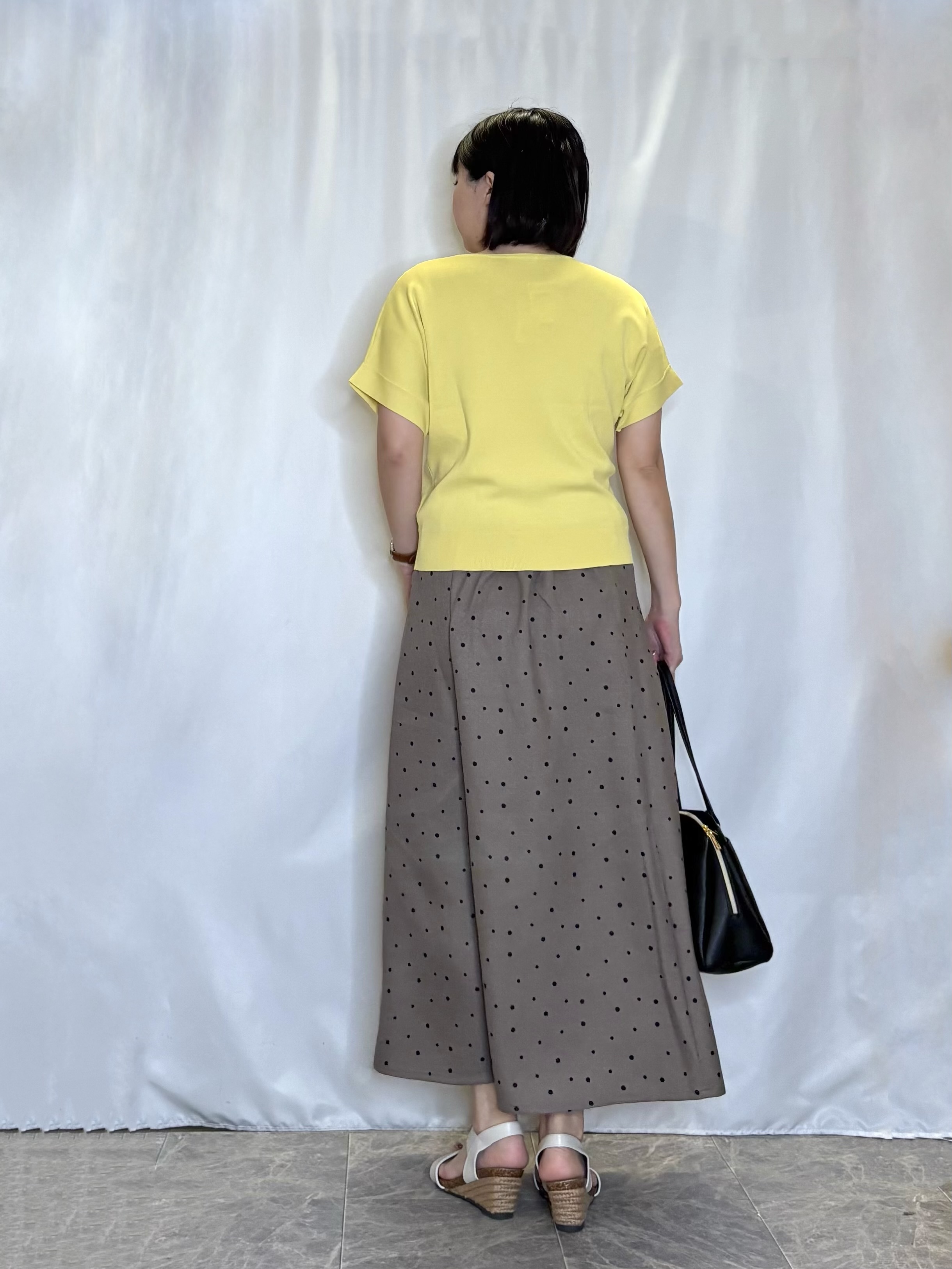 ネリさんの「SHOO･LA･RUE｜【毎日洗える/UV】二の腕隠れる さらっとドルマン半袖ニット」を使ったコーディネート