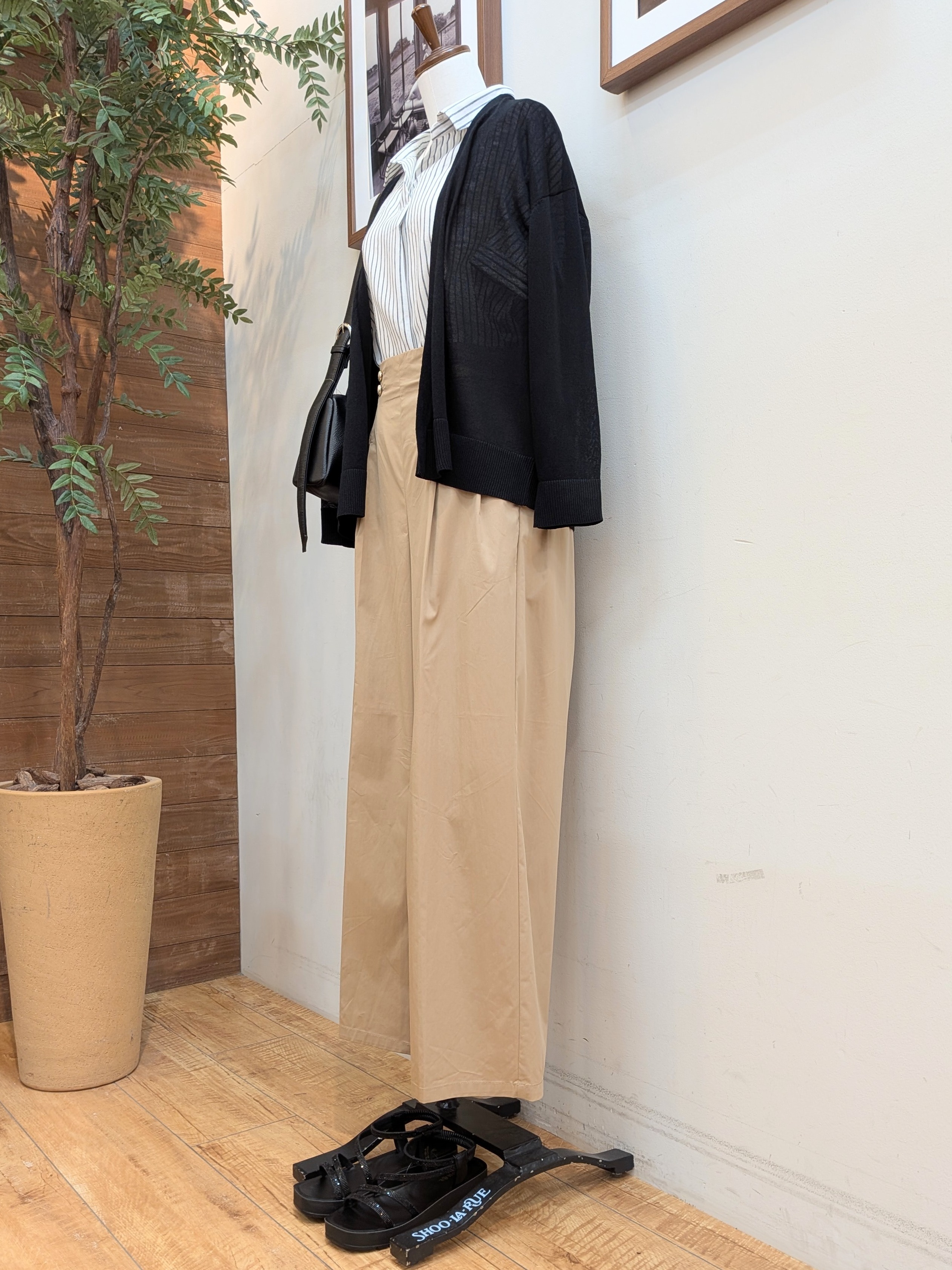 うっちーさんの「SHOO･LA･RUE｜【洗濯機可/S-LL】オンにもオフにも マルチに使えるボタンレスカーディガン」を使ったコーディネート